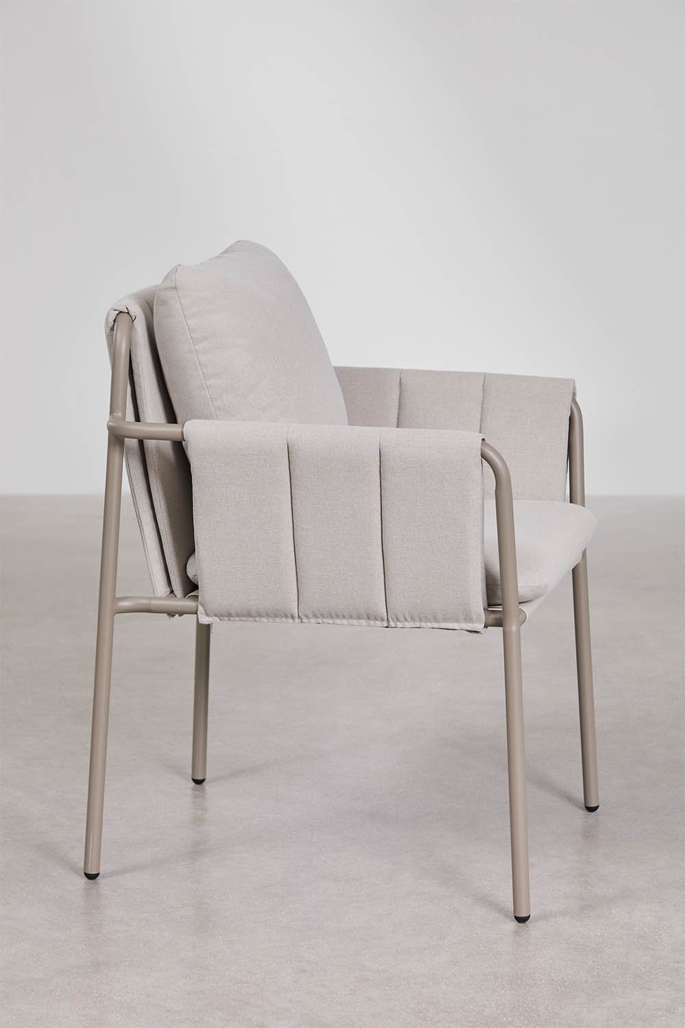 Set da tavolo rotondo Ø120 cm in cemento Eloria e 6 sedie da giardino con braccioli imbottite e in acciaio Zunika, immagine della galleria 8