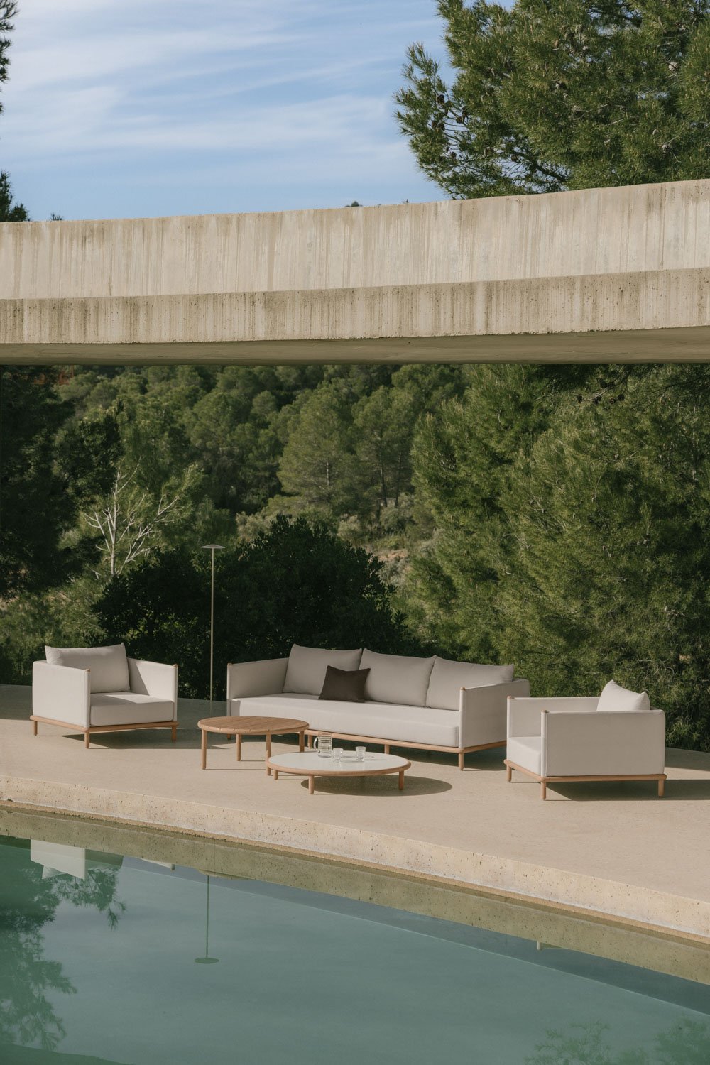 Set da giardino con divano a 3 posti, 2 poltrone e 2 tavolini rotondi in legno di acacia Olivia, immagine della galleria 1