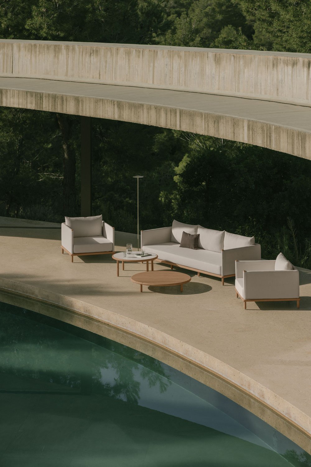 Set da giardino con divano a 3 posti, 2 poltrone e 2 tavolini rotondi in legno di acacia Olivia, immagine della galleria 1