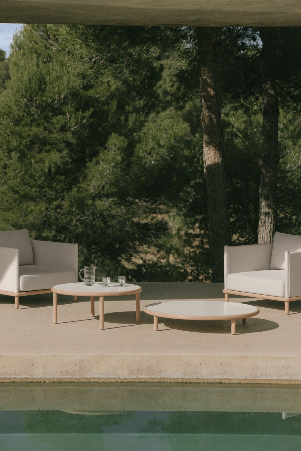 Set da giardino con 2 poltrone e 2 tavolini rotondi in legno di acacia Olivia, immagine della galleria 2