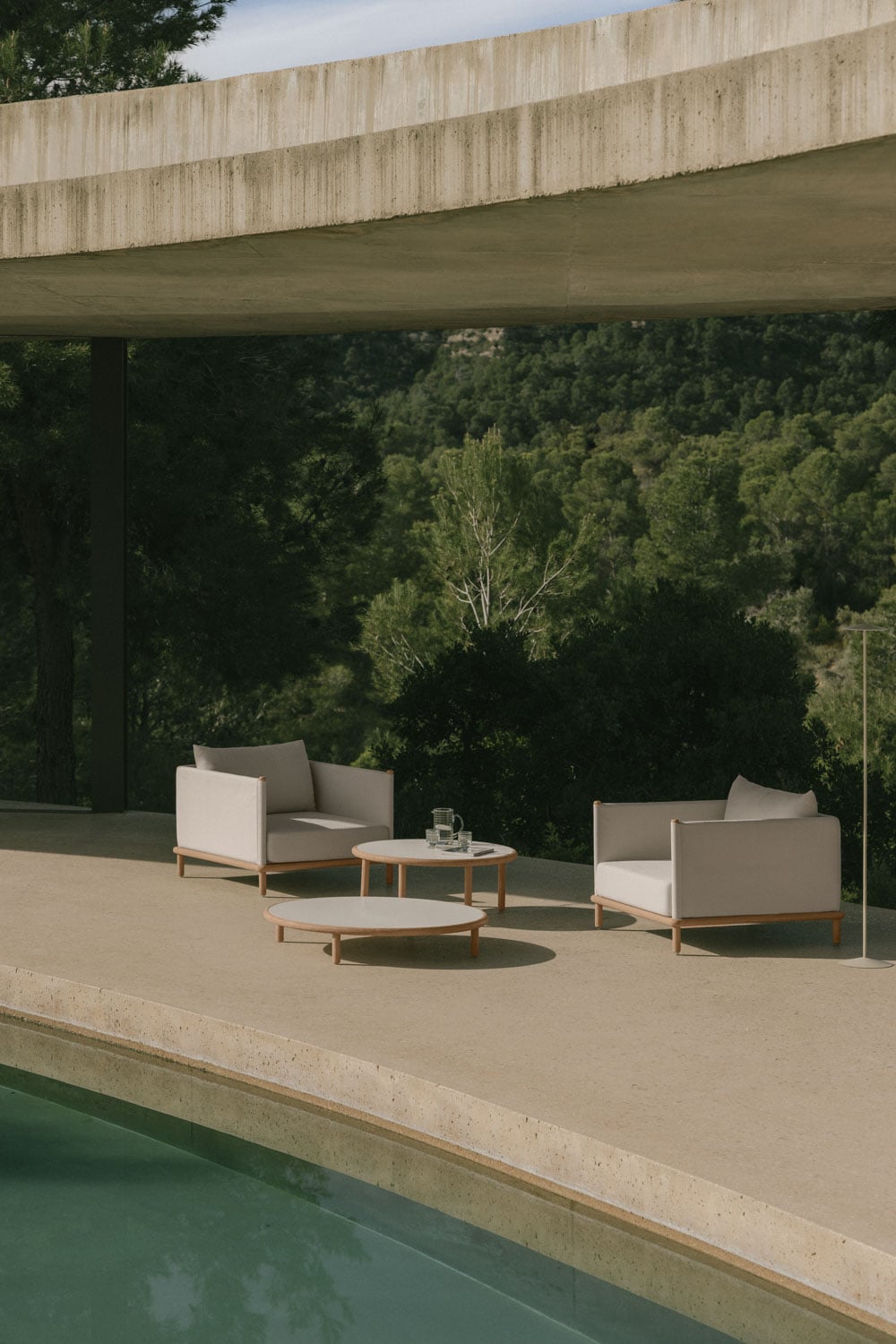 Set da giardino con 2 poltrone e 2 tavolini rotondi in legno di acacia Olivia, immagine della galleria 1