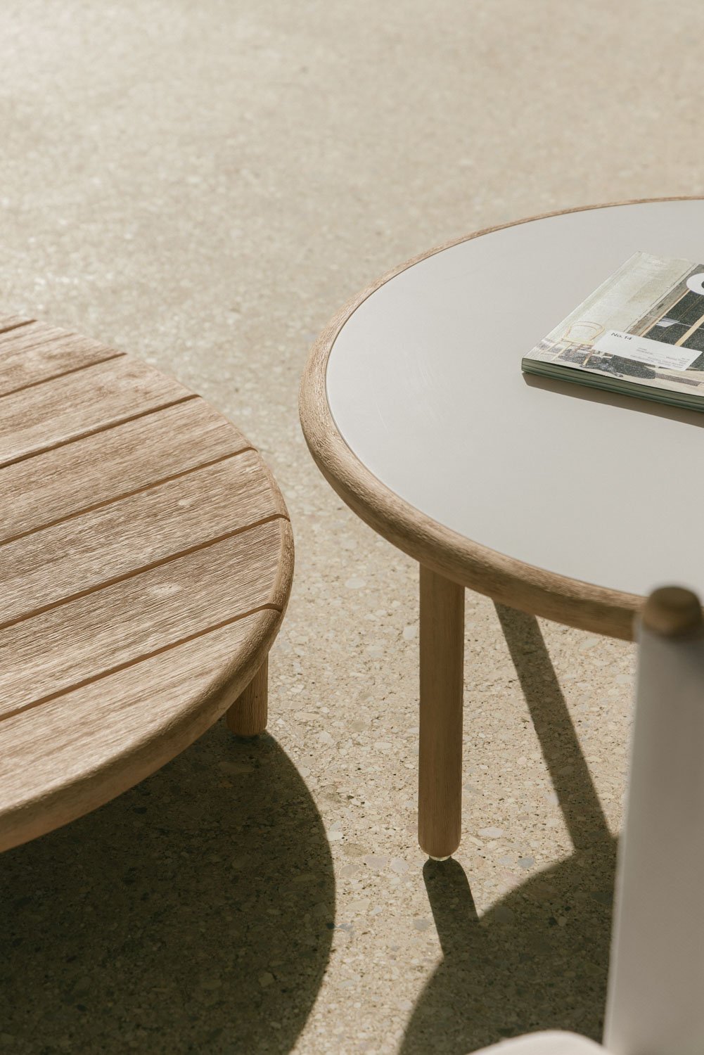 Set da giardino con 2 poltrone e 2 tavolini rotondi in legno di acacia Olivia, immagine della galleria 2