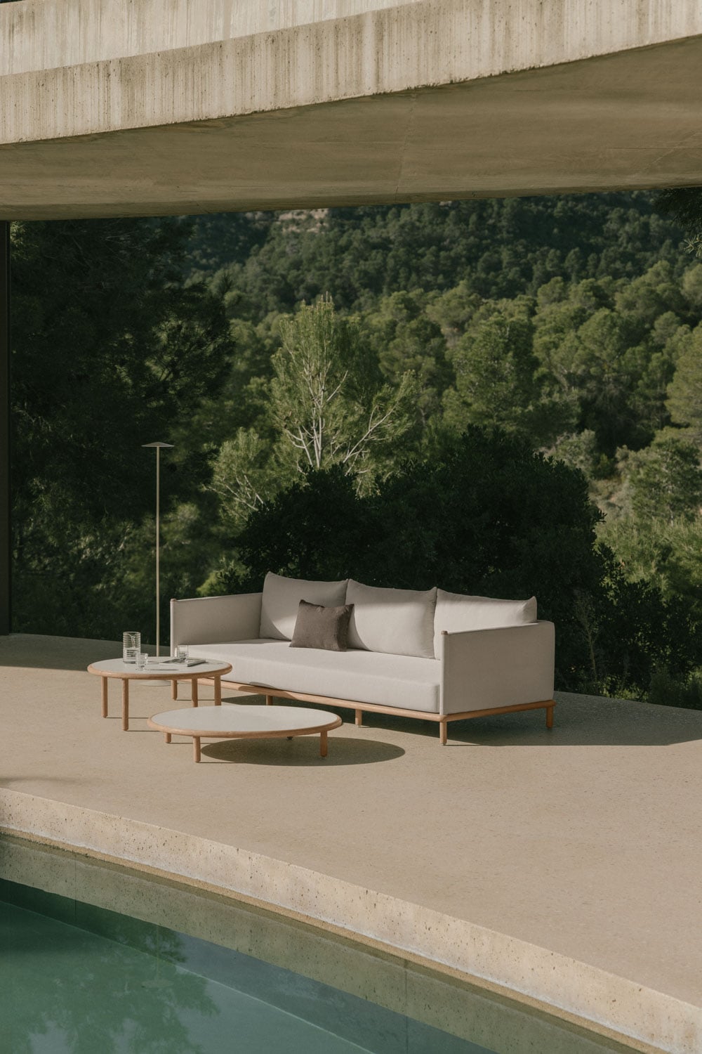 Set da giardino con divano 3 posti e 2 tavolini rotondi in legno di acacia Olivia, immagine della galleria 1