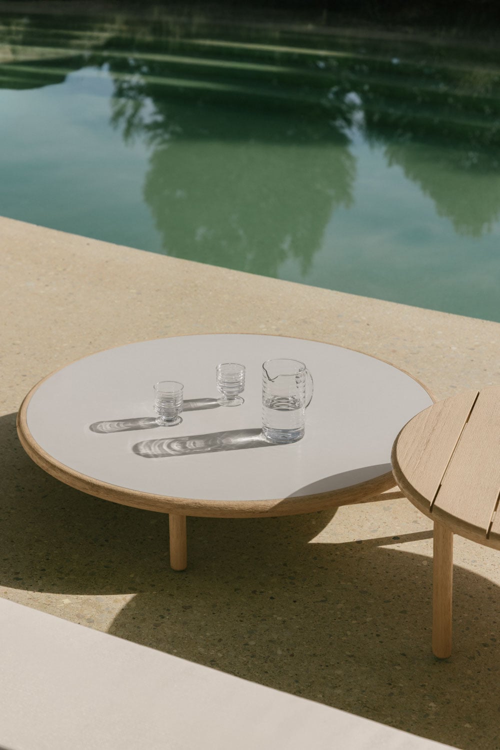 Set da giardino con divano 3 posti e 2 tavolini rotondi in legno di acacia Olivia, immagine della galleria 2