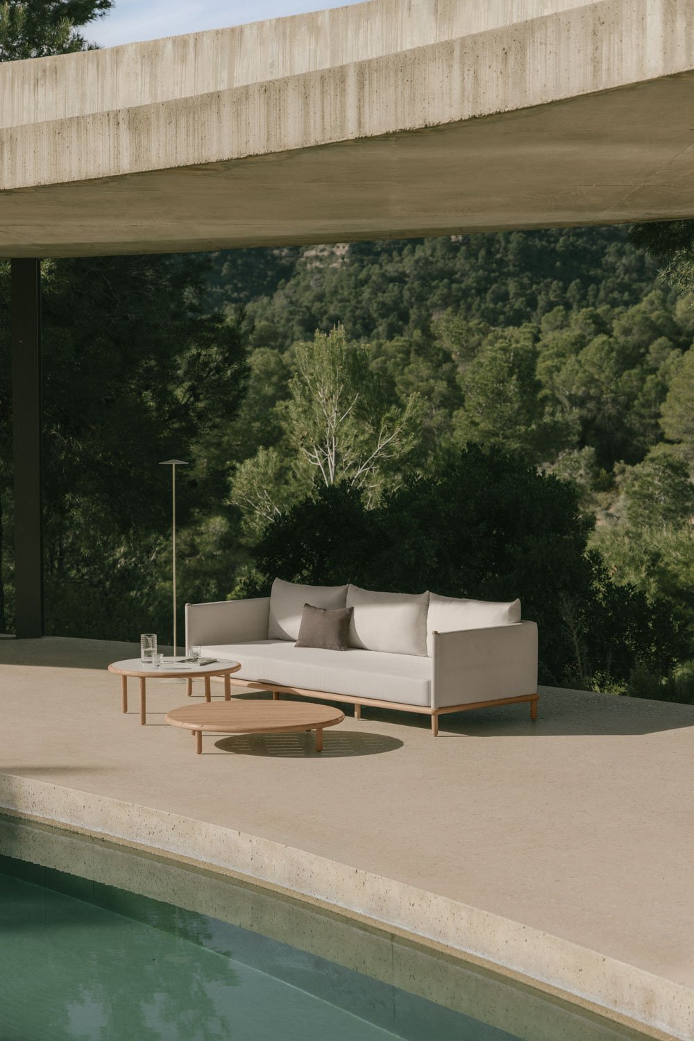 Set da giardino con divano 3 posti e 2 tavolini rotondi in legno di acacia Olivia, immagine della galleria 1