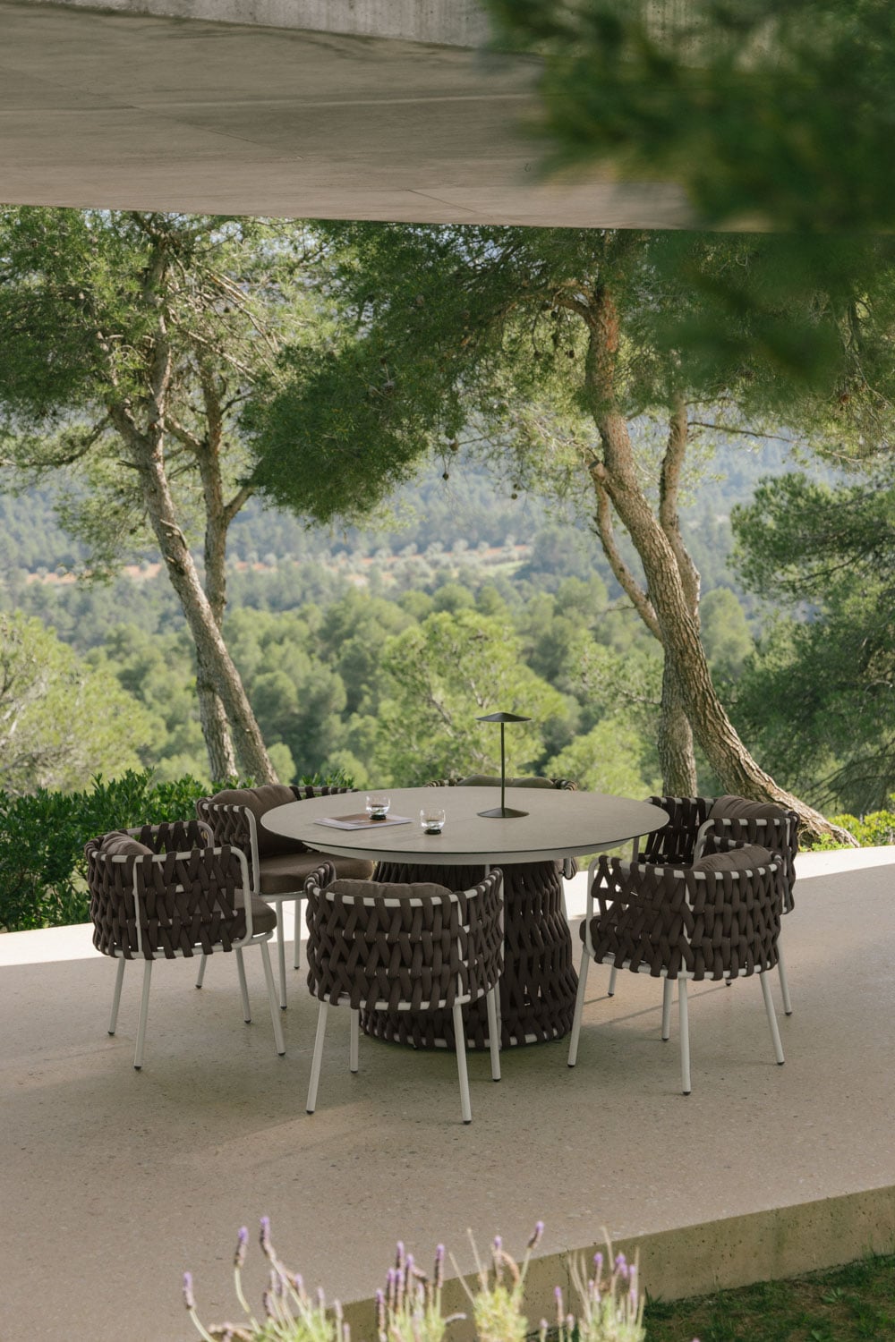 Tavary tavolo da giardino rotondo Ø140 cm in ceramica e corda intrecciata, immagine della galleria 1