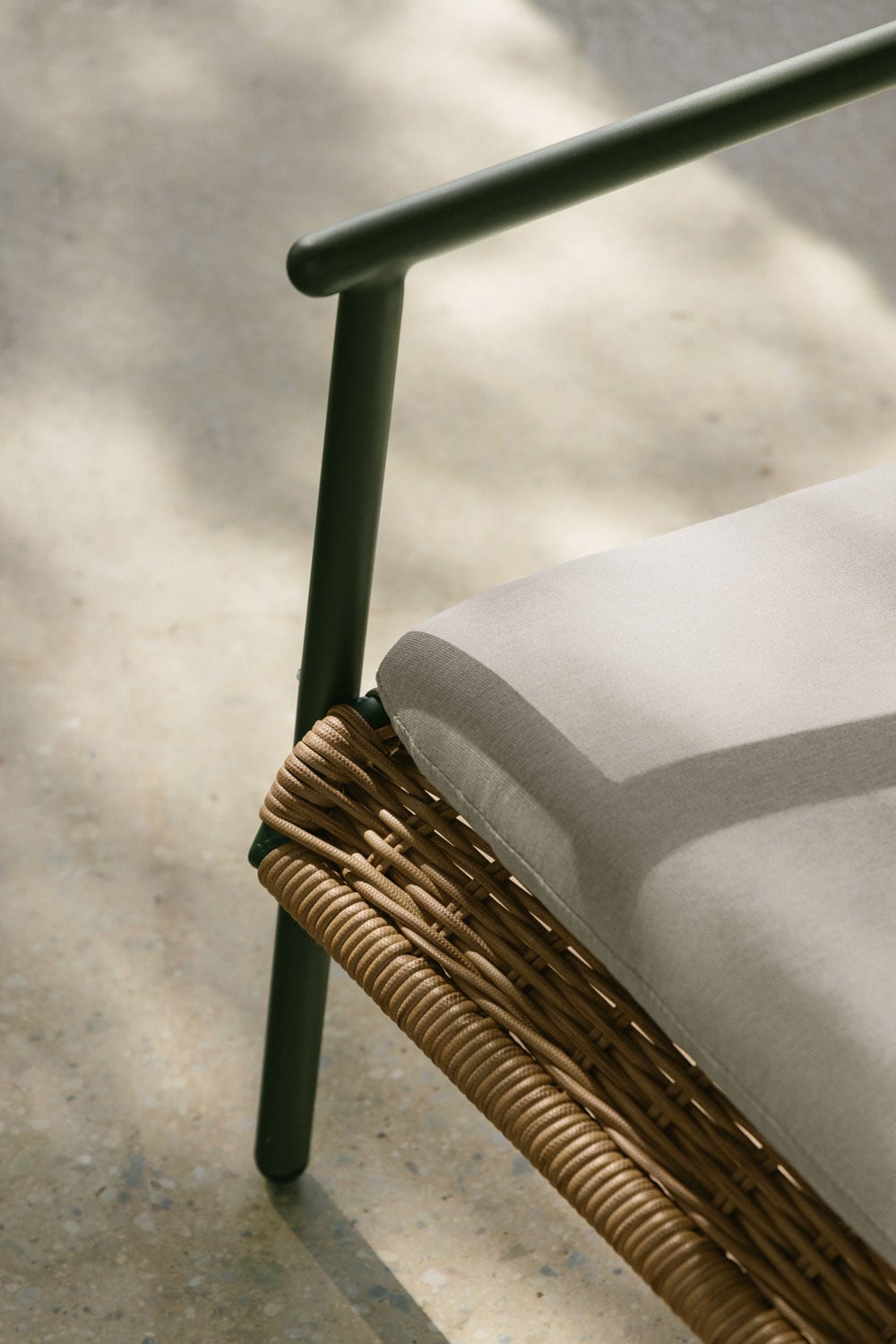 Set da giardino con divano 2 posti e tavolino in alluminio e rattan sintetico Duroli, immagine della galleria 2