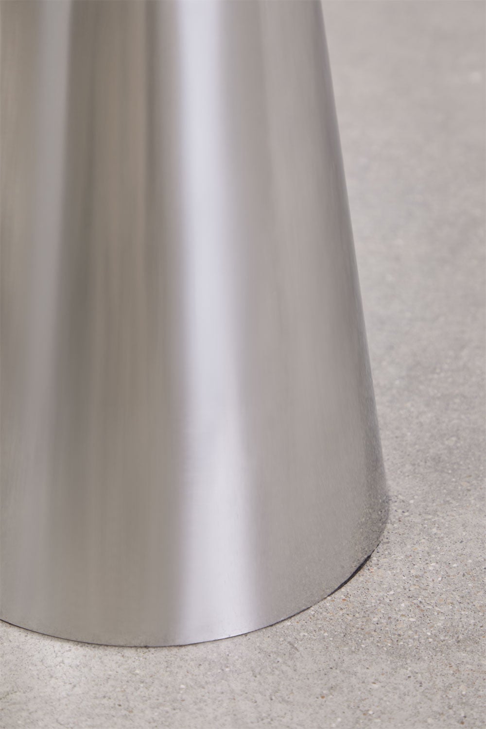 Tavolino laterale rotondo Ø30 cm in acciaio inox Selmalis, immagine della galleria 3