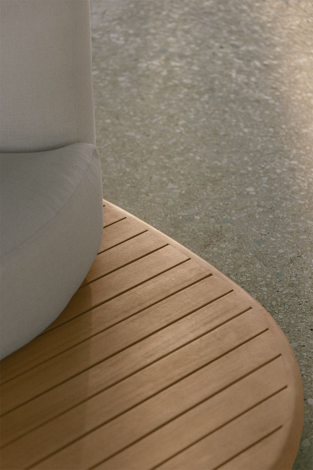 Set da giardino con divano modulare lineare a 4 pezzi e 2 tavolini in legno di acacia Gerard, immagine della galleria 2