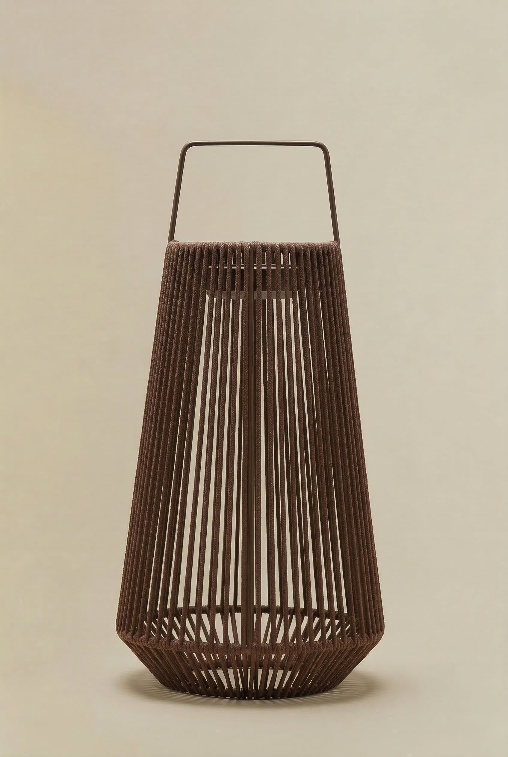 Lampada da tavolo solare LED wireless per esterni in ferro e corda intrecciata Liberian, immagine della galleria 1