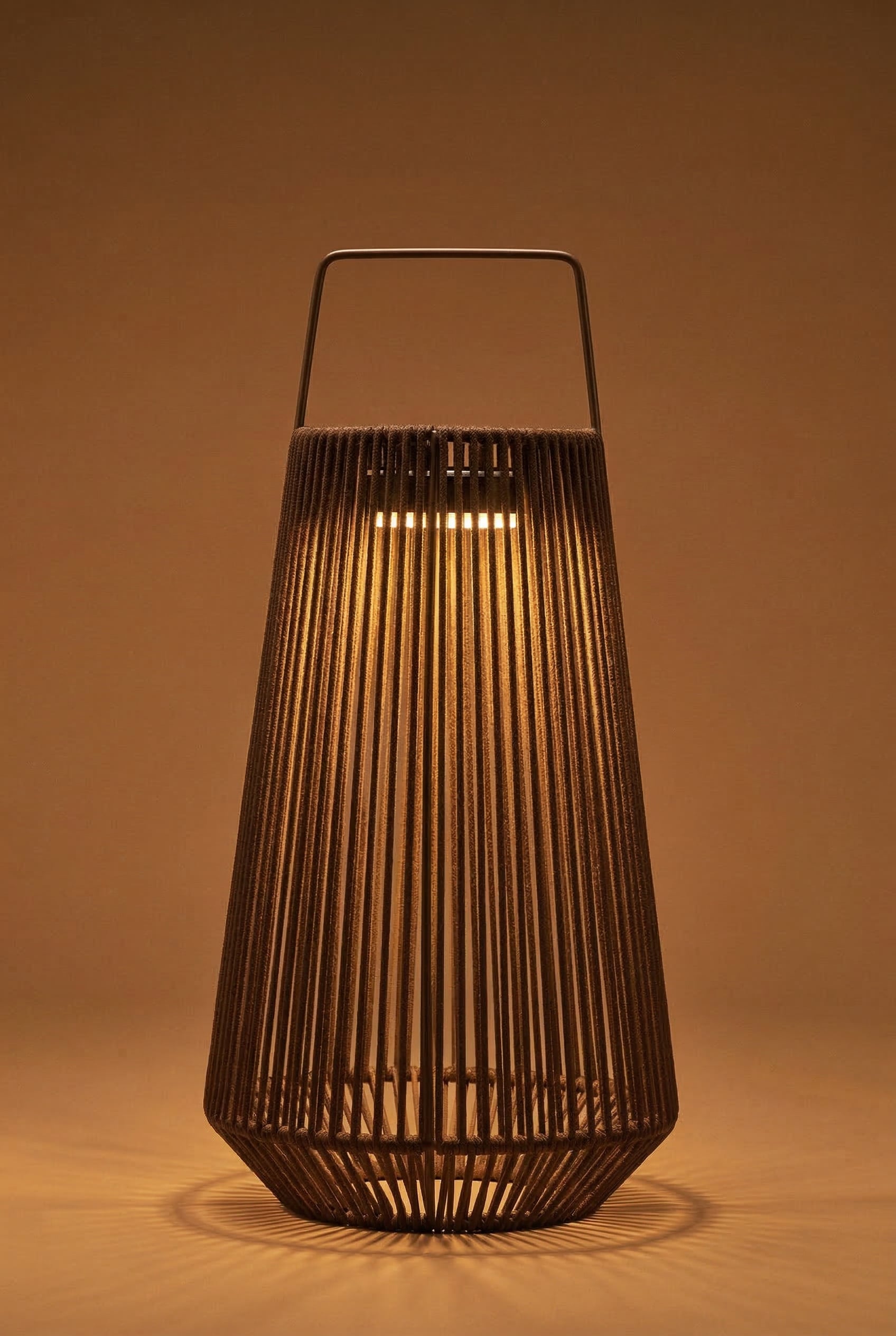 Lampada da tavolo solare LED wireless per esterni in ferro e corda intrecciata Liberian, immagine della galleria 2