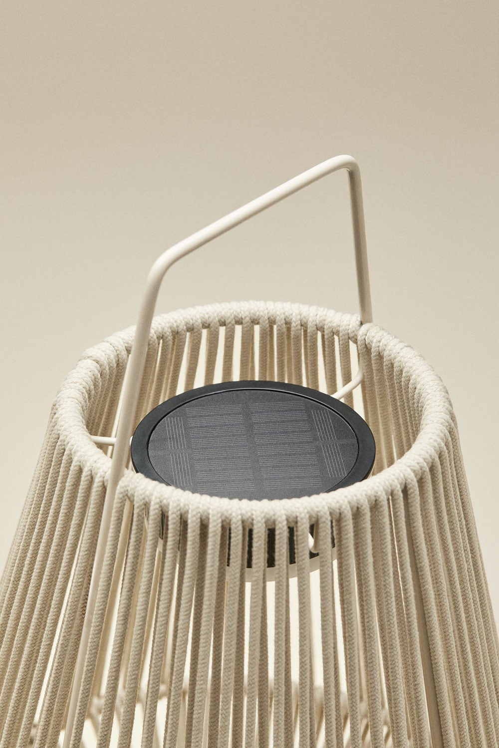 Lampada da tavolo solare LED wireless per esterni in ferro e corda intrecciata Liberian, immagine della galleria 3