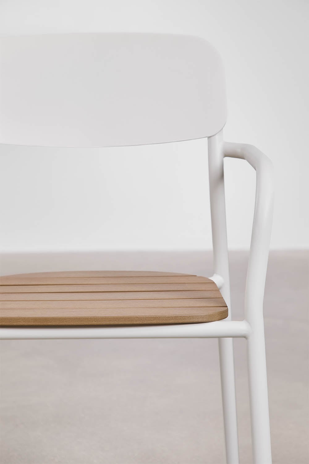 Sedia da giardino impilabile con braccioli in legno e acciaio Mireiali, immagine della galleria 4