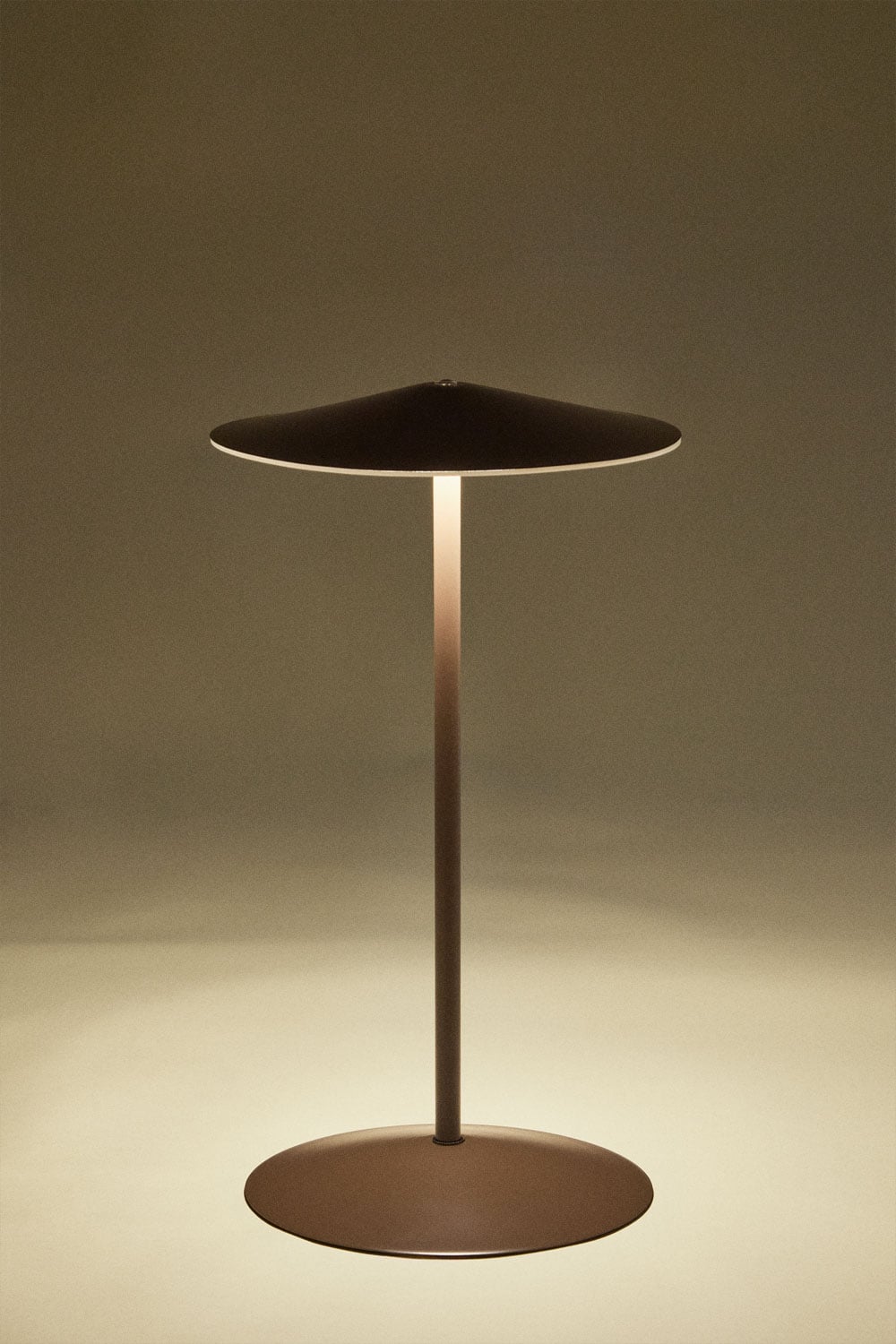 Lampada da tavolo LED wireless per esterni in ferro Emilein, immagine della galleria 4