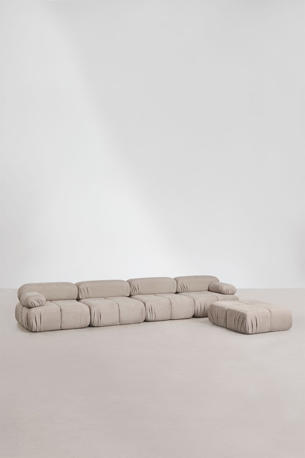 Divano modulare a 4 pezzi e pouf in bouclé confezionato sottovuoto Kendall, immagine della galleria 1