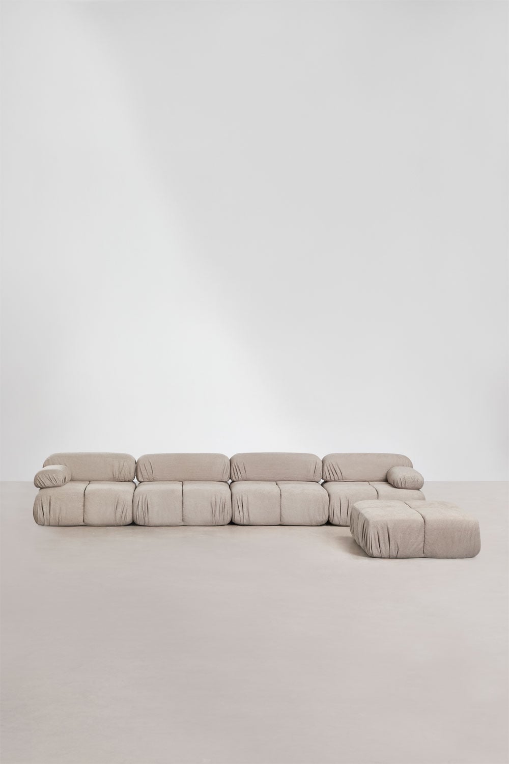 Divano modulare a 4 pezzi e pouf in bouclé confezionato sottovuoto Kendall, immagine della galleria 3