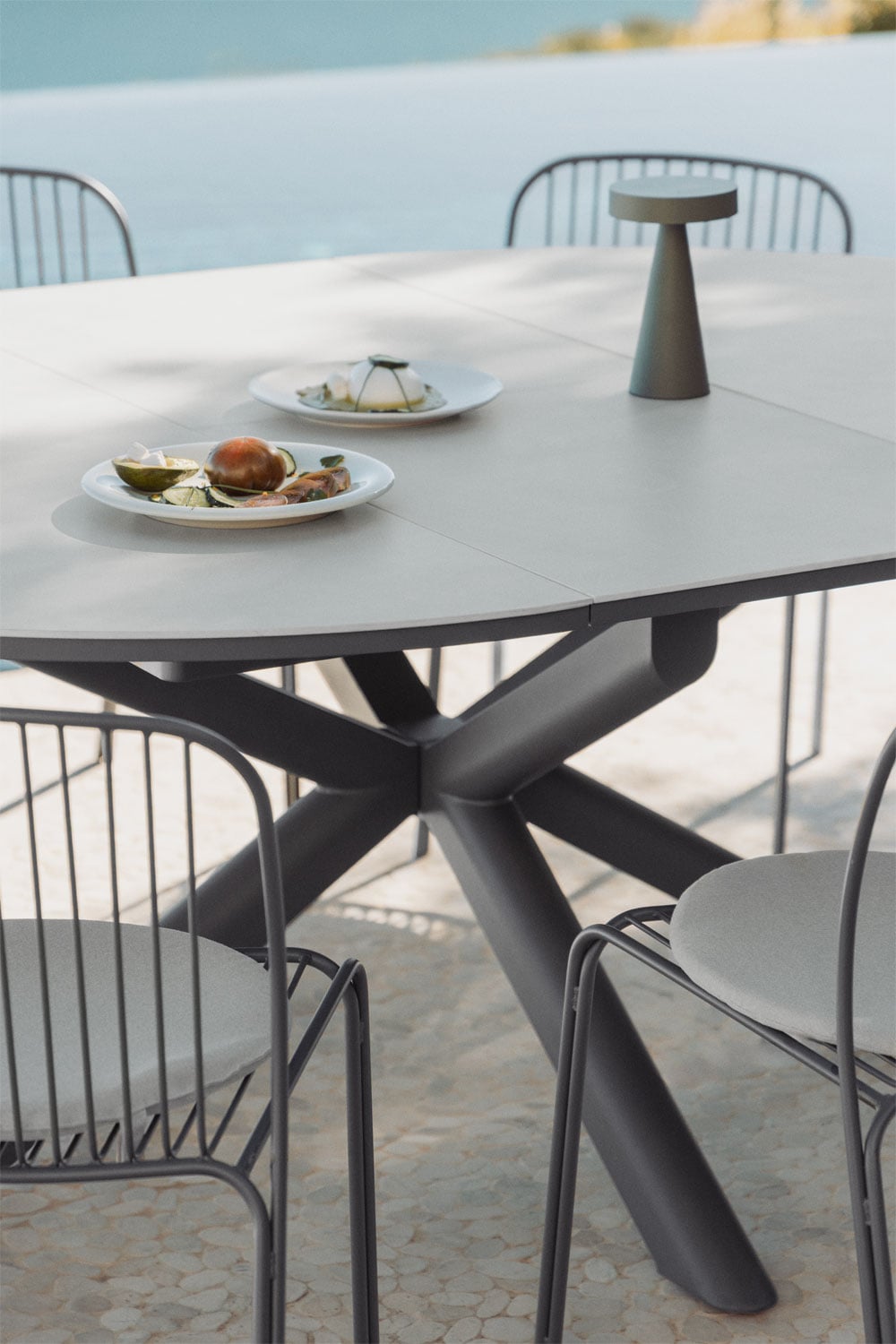 Set da tavolo 145-200x145 cm allungabile in alluminio Begur e 8 sedie da giardino in acciaio Anerina, immagine della galleria 2