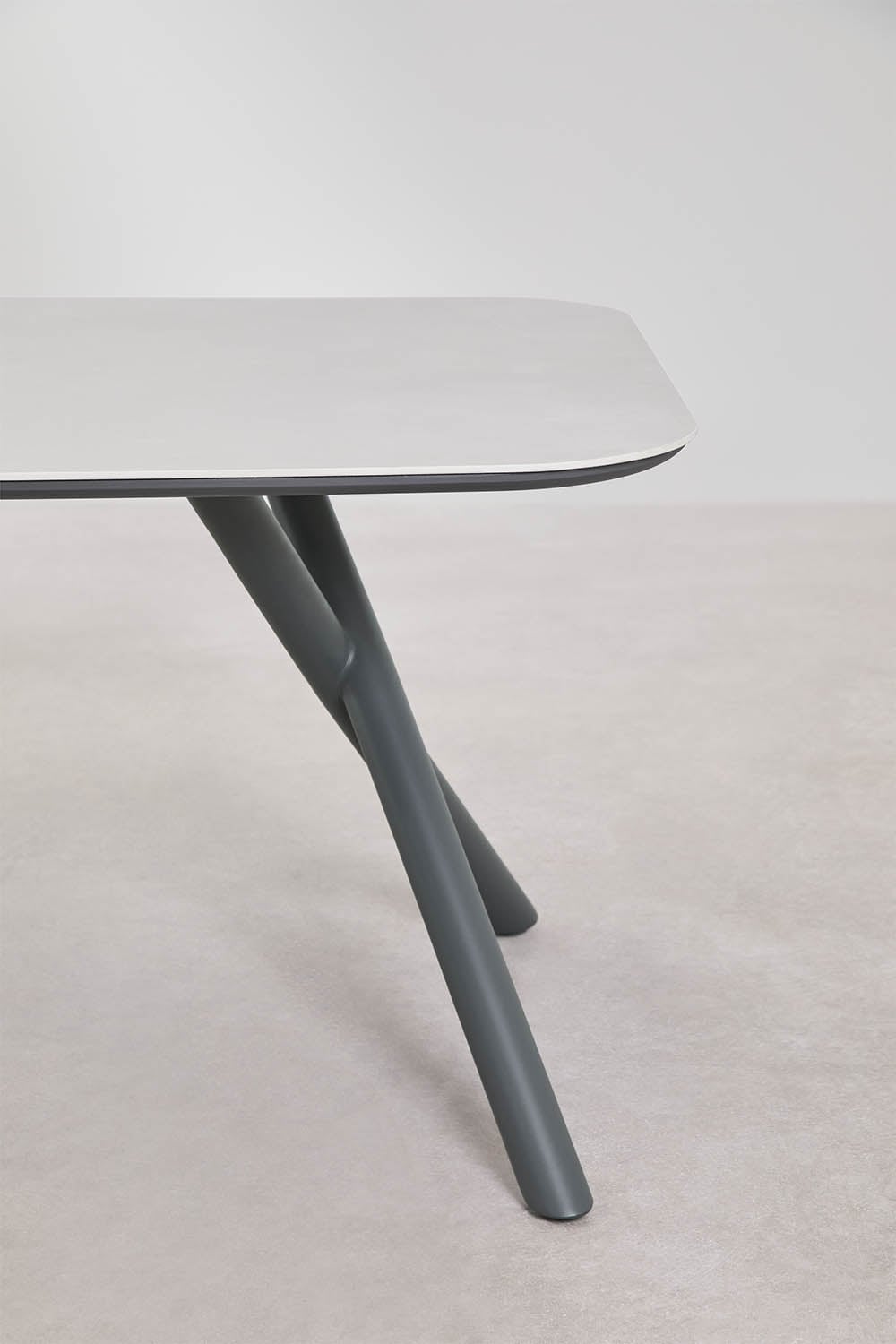 Set da tavolo rettangolare 200x95 cm in alluminio Brinela e 8 sedie da giardino impilabili con braccioli in alluminio Olenia, immagine della galleria 5