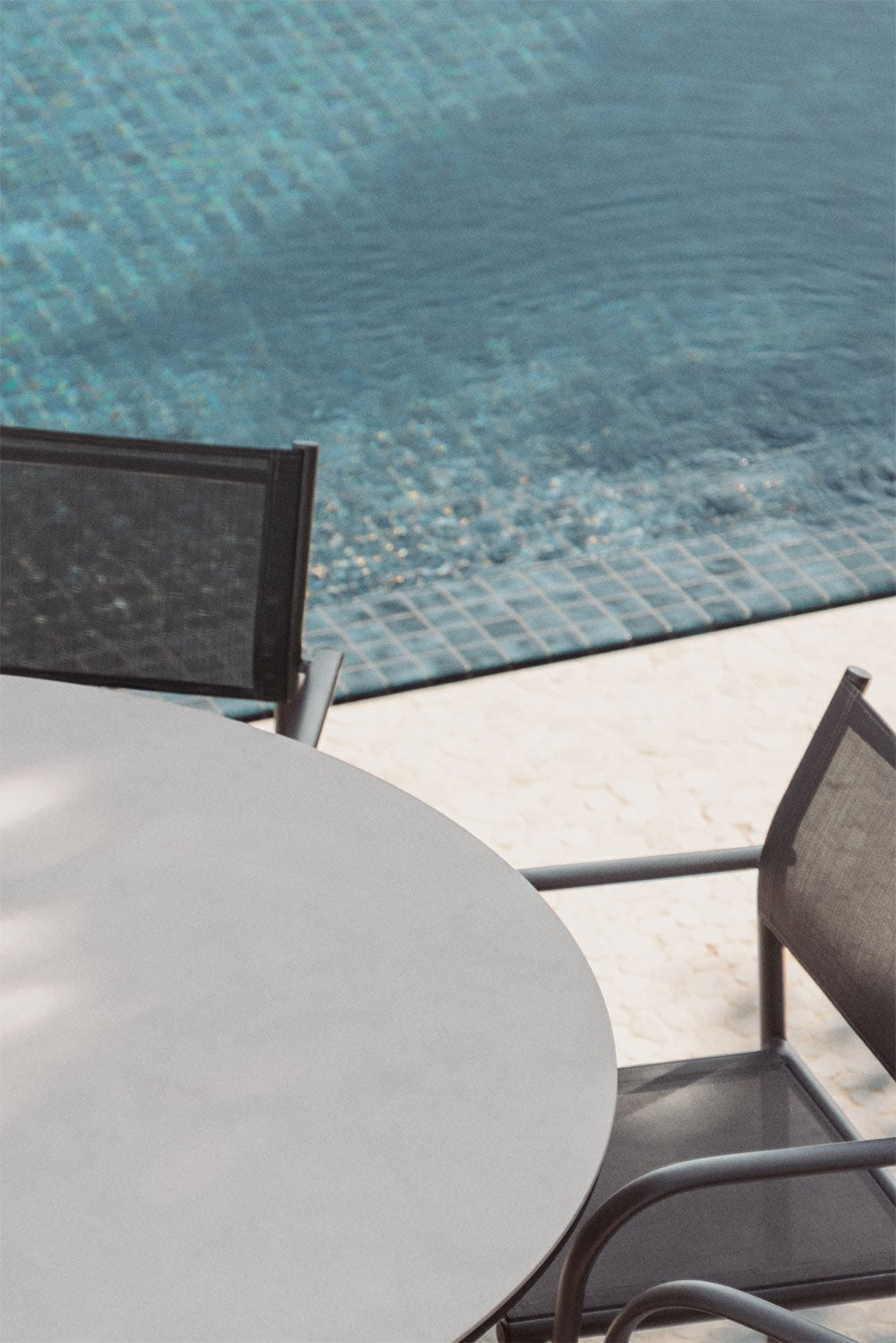 Set da tavolo 145-200x145 cm allungabile in alluminio Begur e 6 sedie da giardino impilabili con braccioli in alluminio Olenia, immagine della galleria 2