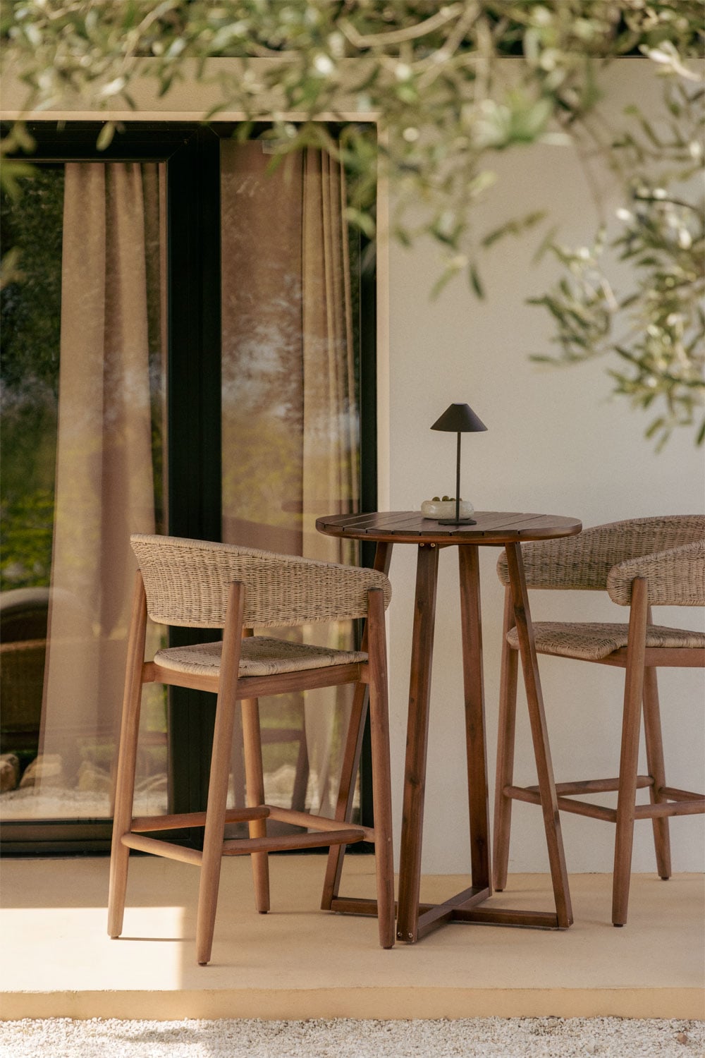 Pack di 4 sgabelli alti da giardino in legno di acacia e rattan sintetico Ribeira, immagine della galleria 1