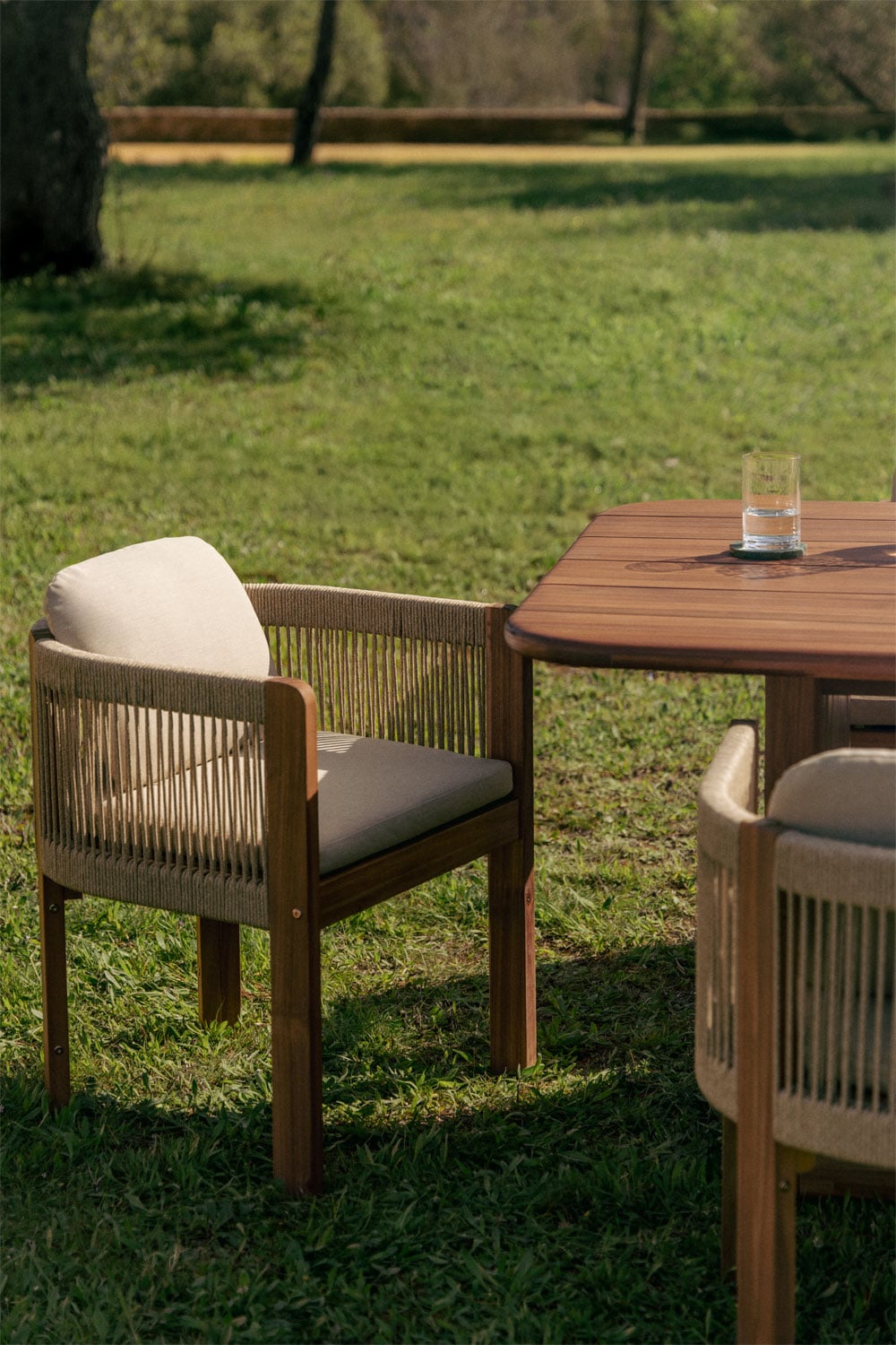 Sedia da giardino con braccioli in legno di acacia e corda intrecciata Serel, immagine della galleria 1