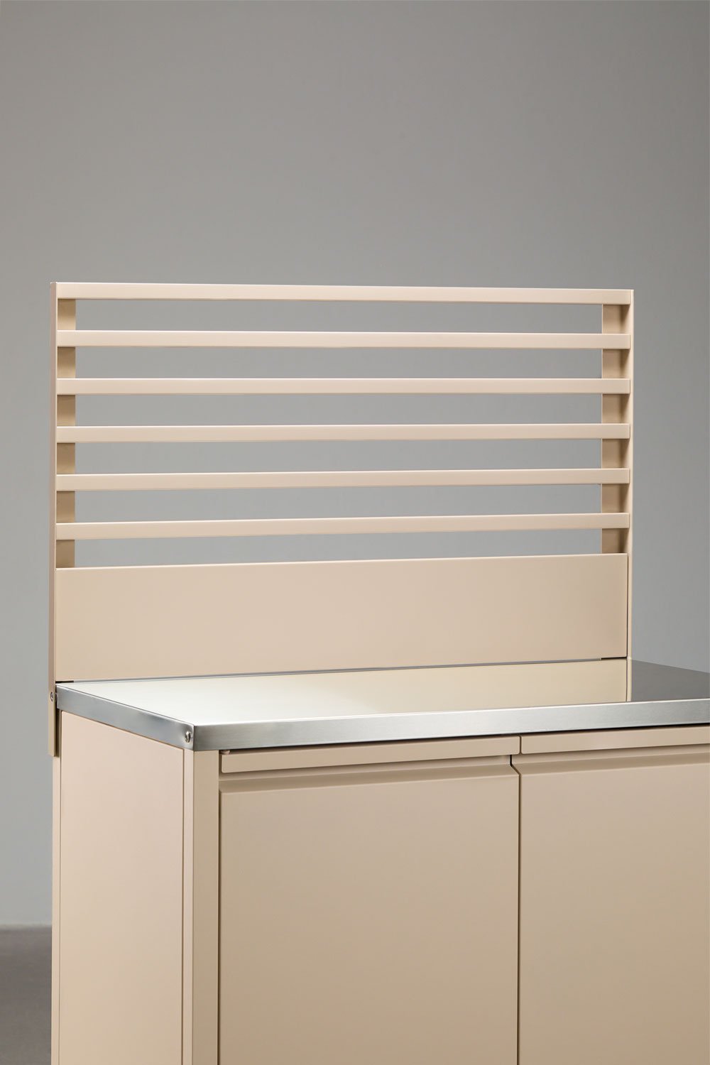 Cucina modulare da esterno composta da 4 pezzi con lavello, pannello organizzatore, carrello e barbecue a carbone in acciaio Sav, immagine della galleria 5
