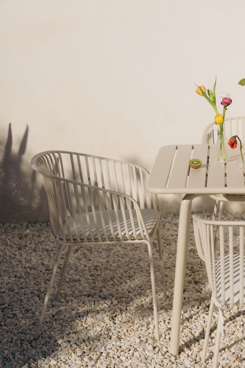 Set di 4 sedie da giardino con braccioli in acciaio e polipropilene Aradina, immagine della galleria 1