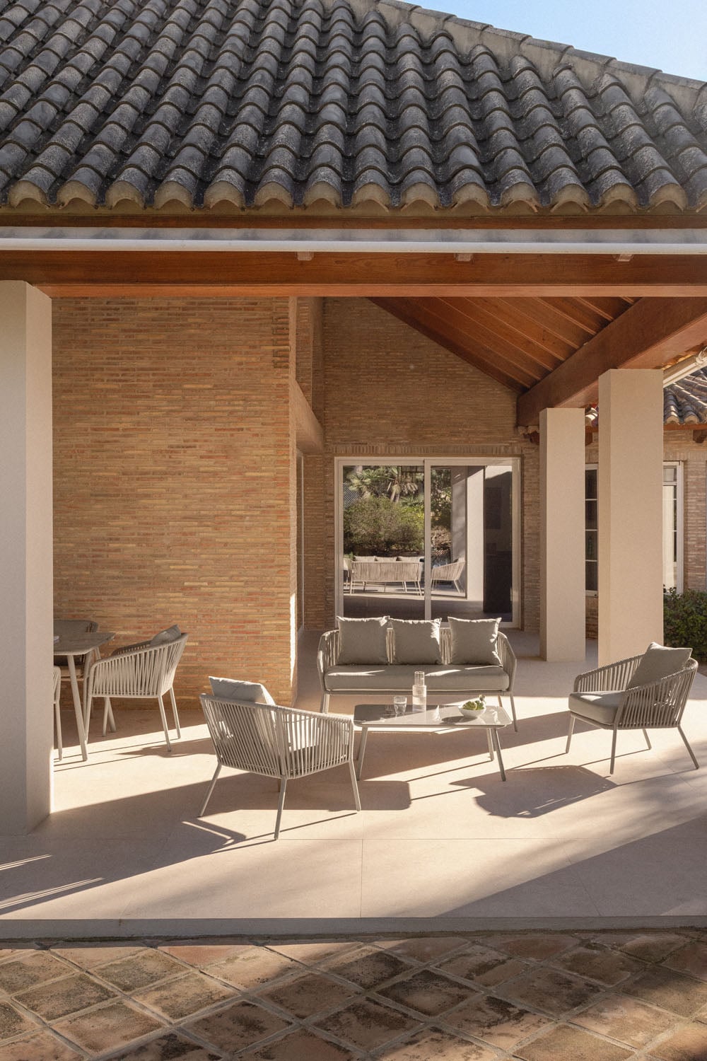 Set da giardino con divano 2 posti, 2 poltrone in corda intrecciata e tavolino Arhiza, immagine della galleria 1