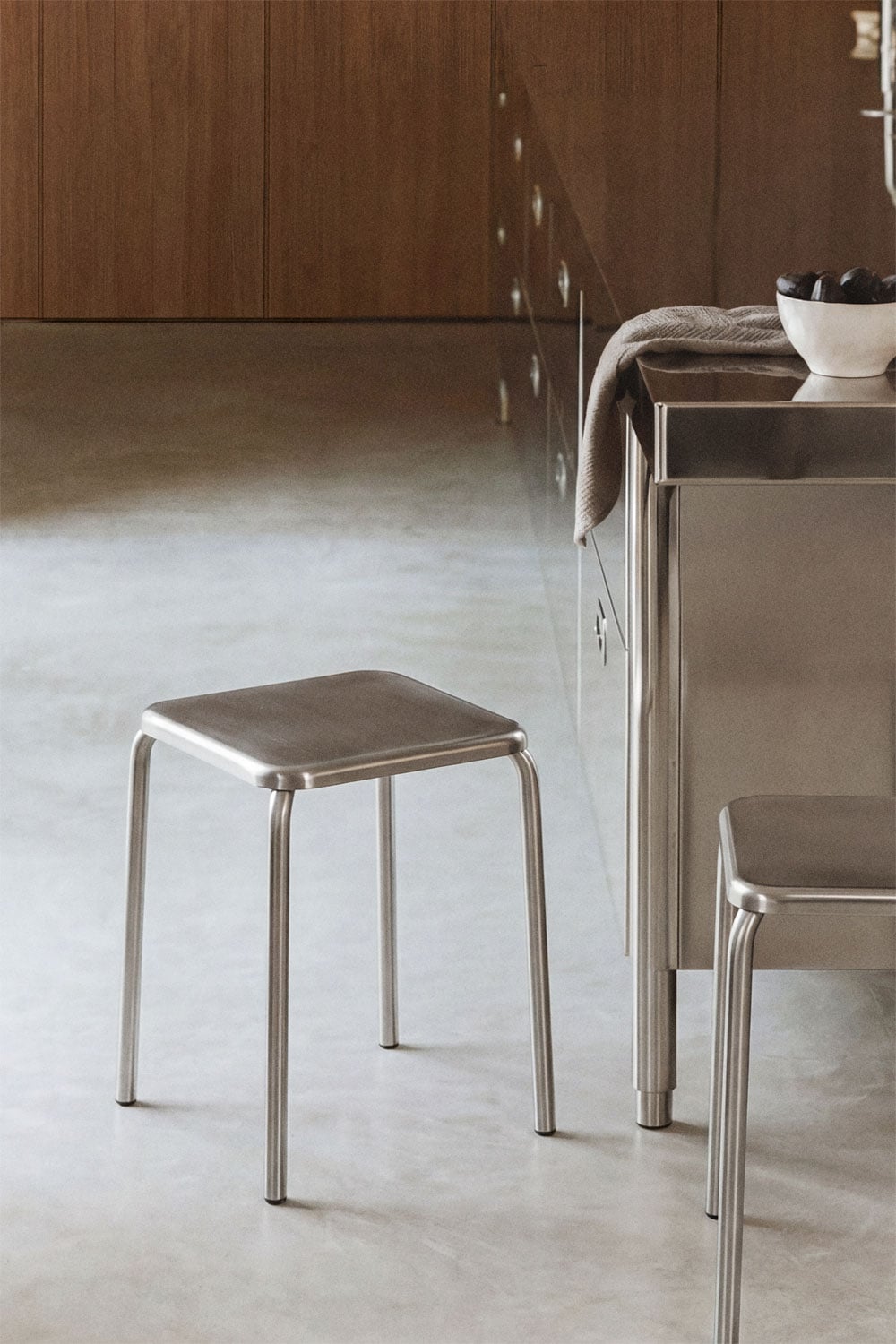 Pack di 4 sgabelli bassi impilabili da 45 cm in acciaio inox Narnial , immagine della galleria 1