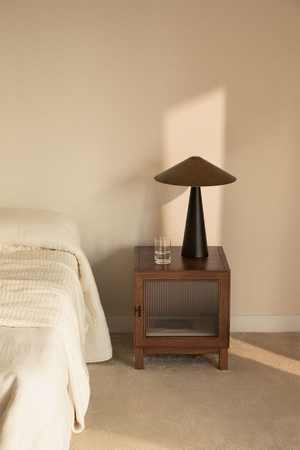 Comodino quadrato 45x45 cm in legno di mango e vetro Ildara, immagine della galleria 1