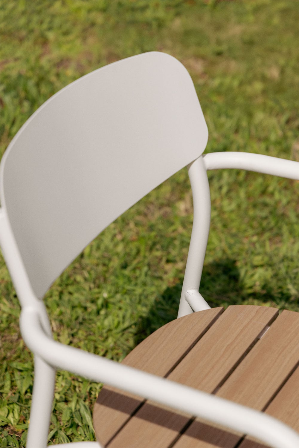 Set di 2 sedie da giardino impilabili con braccioli in legno e acciaio Mireiali, immagine della galleria 2