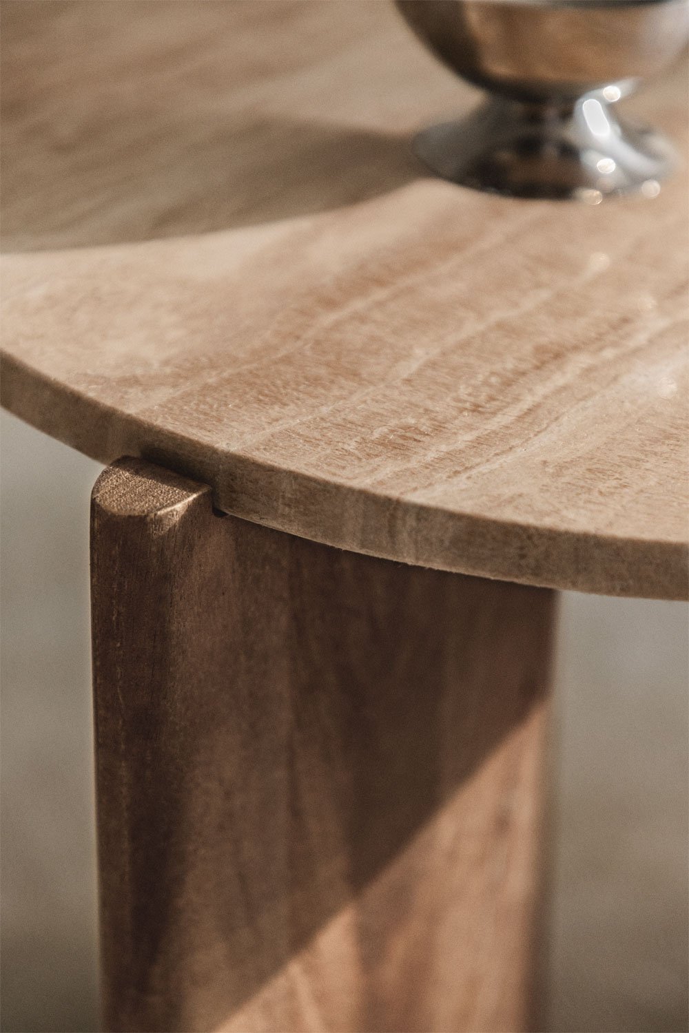 Tavolino laterale rotondo Ø50 cm in pietra naturale e legno di mango Lavinia, immagine della galleria 2
