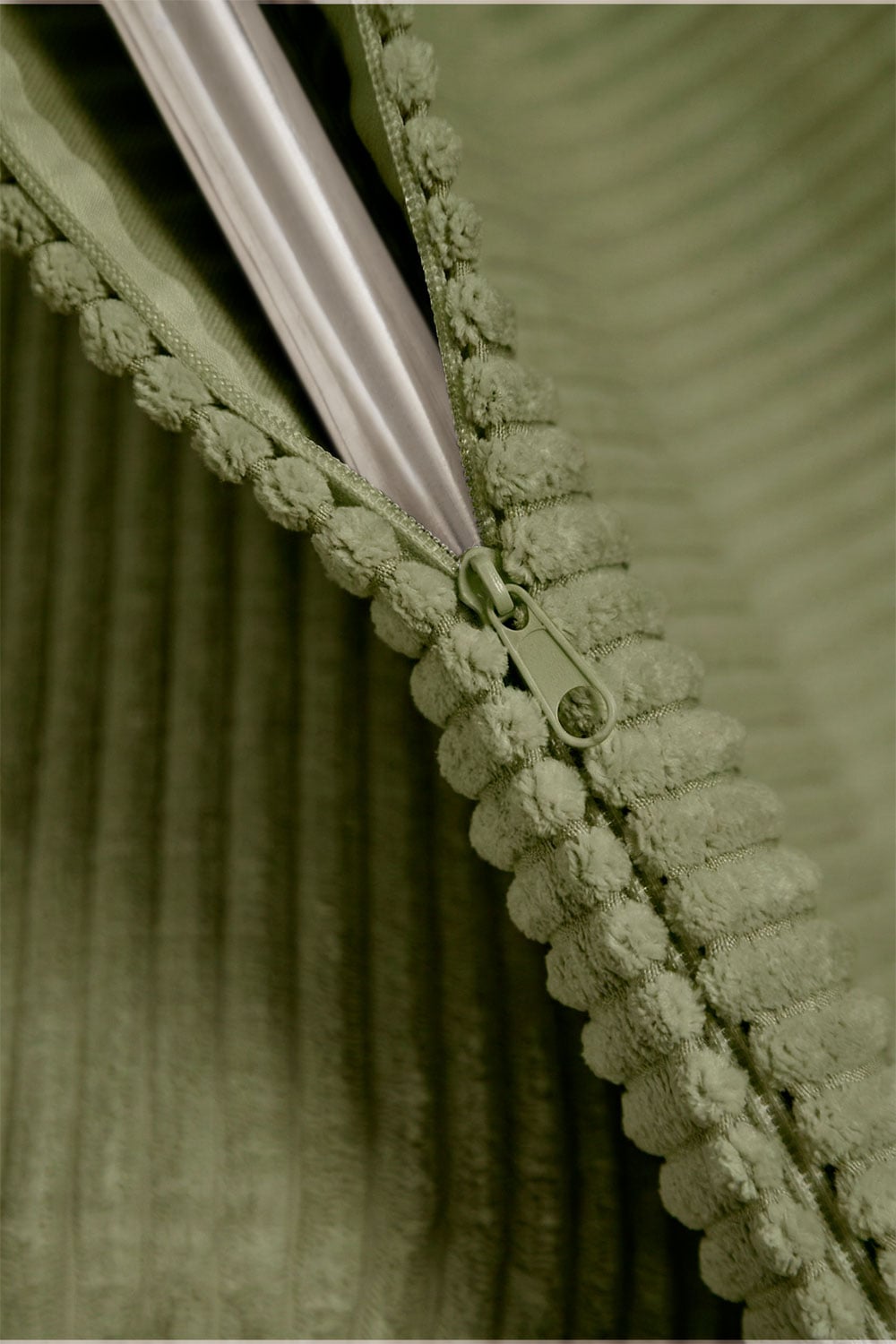 Divano letto 2 posti in velluto confezionato sottovuoto Paoly, immagine della galleria 9