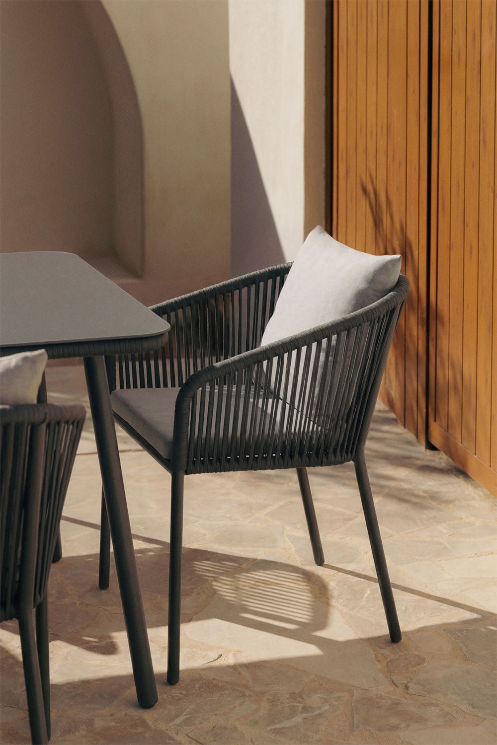 Set di 4 sedie da giardino con braccioli in corda intrecciata Arhiza Classic, immagine della galleria 7