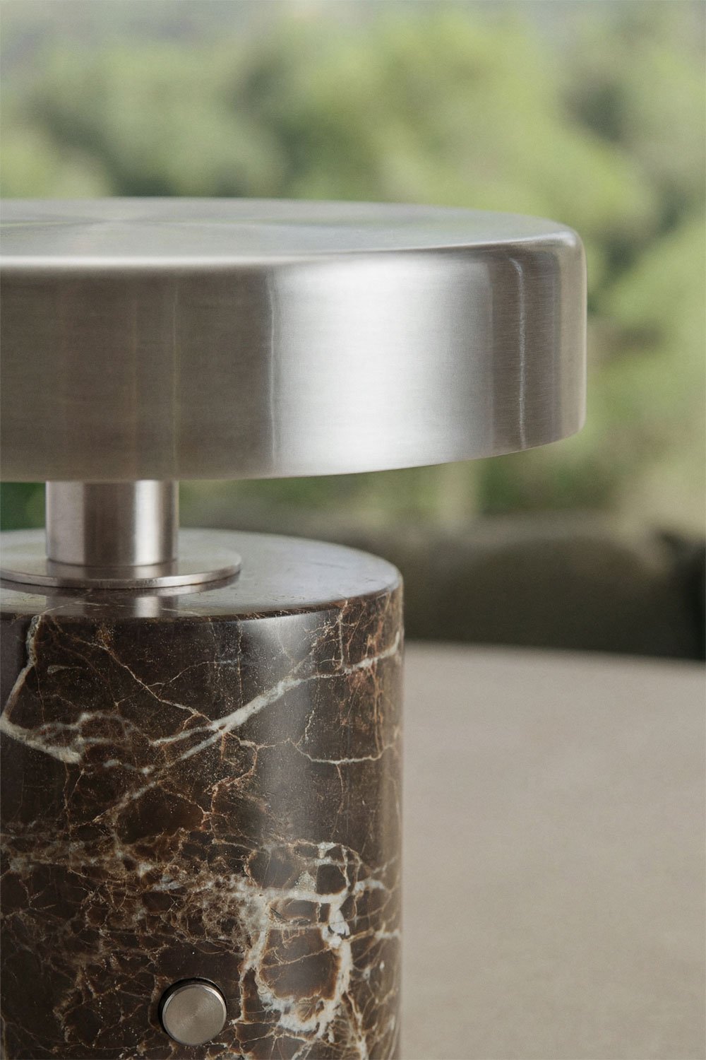 Lampada da tavolo LED wireless per esterni in ferro e pietra naturale Isasia, immagine della galleria 2