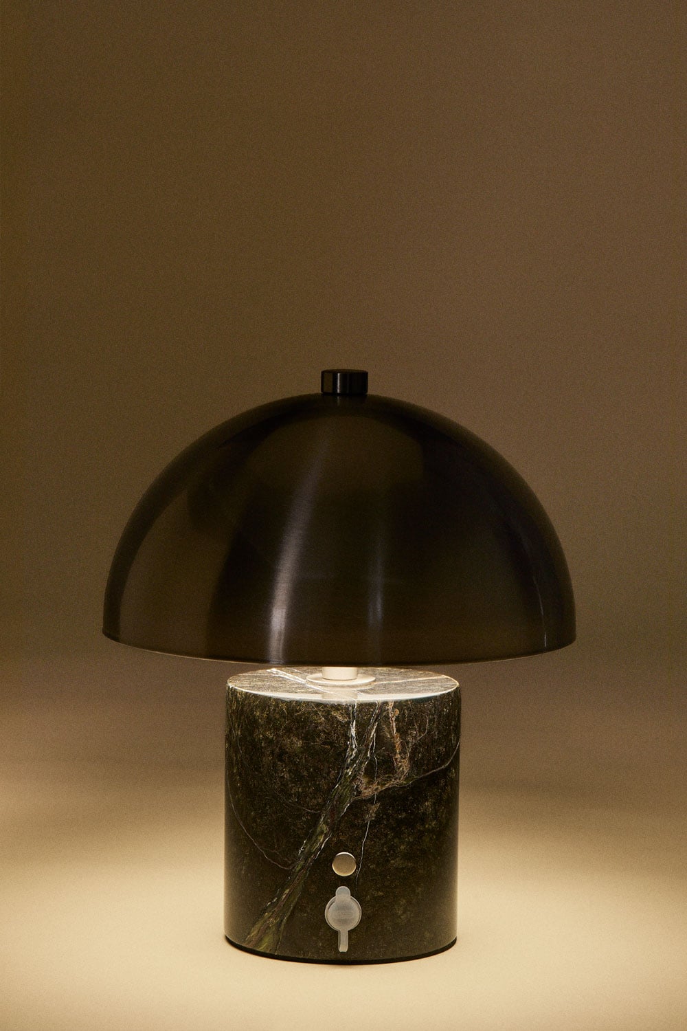 Lampada da tavolo LED wireless in ferro e pietra naturale Nicolas, immagine della galleria 2