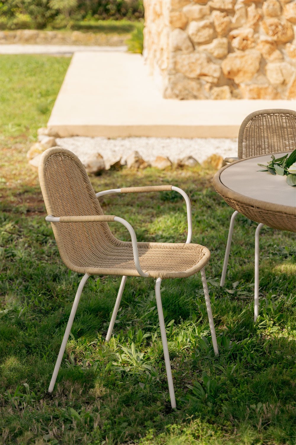 Set di 4 sedie da giardino impilabili con braccioli in rattan sintetico Reiven, immagine della galleria 1