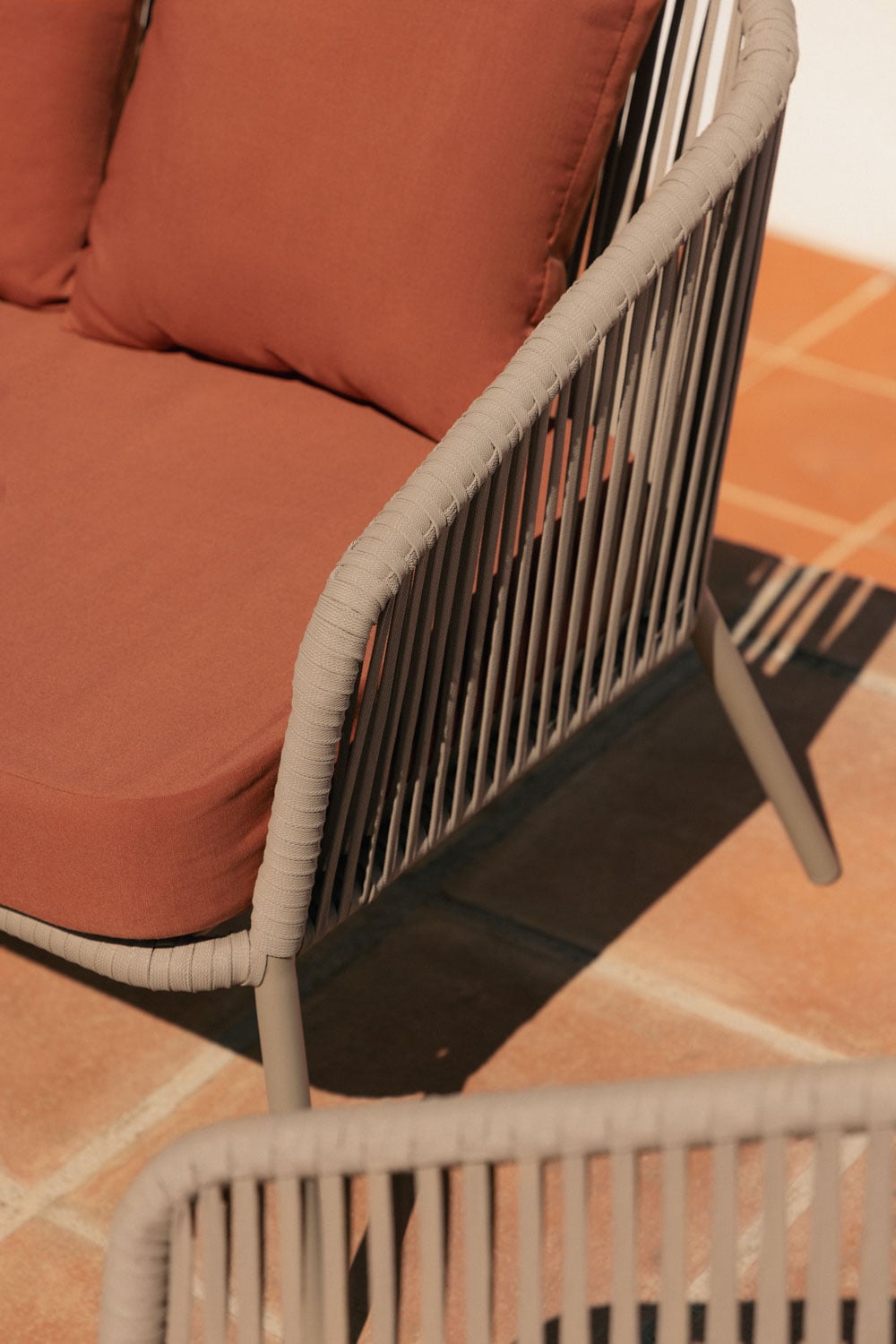 Set da giardino con divano 2 posti, 2 poltrone in corda intrecciata e tavolino Arhiza, immagine della galleria 2