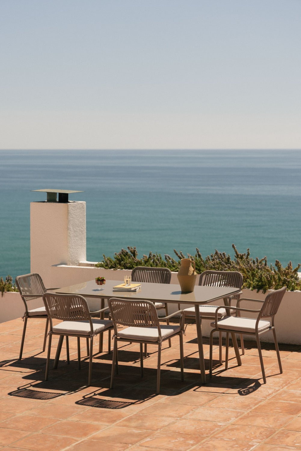 Set da tavolo rettangolare 160x90 cm e 6 sedie da giardino impilabili in corda intrecciata Arhiza, immagine della galleria 1