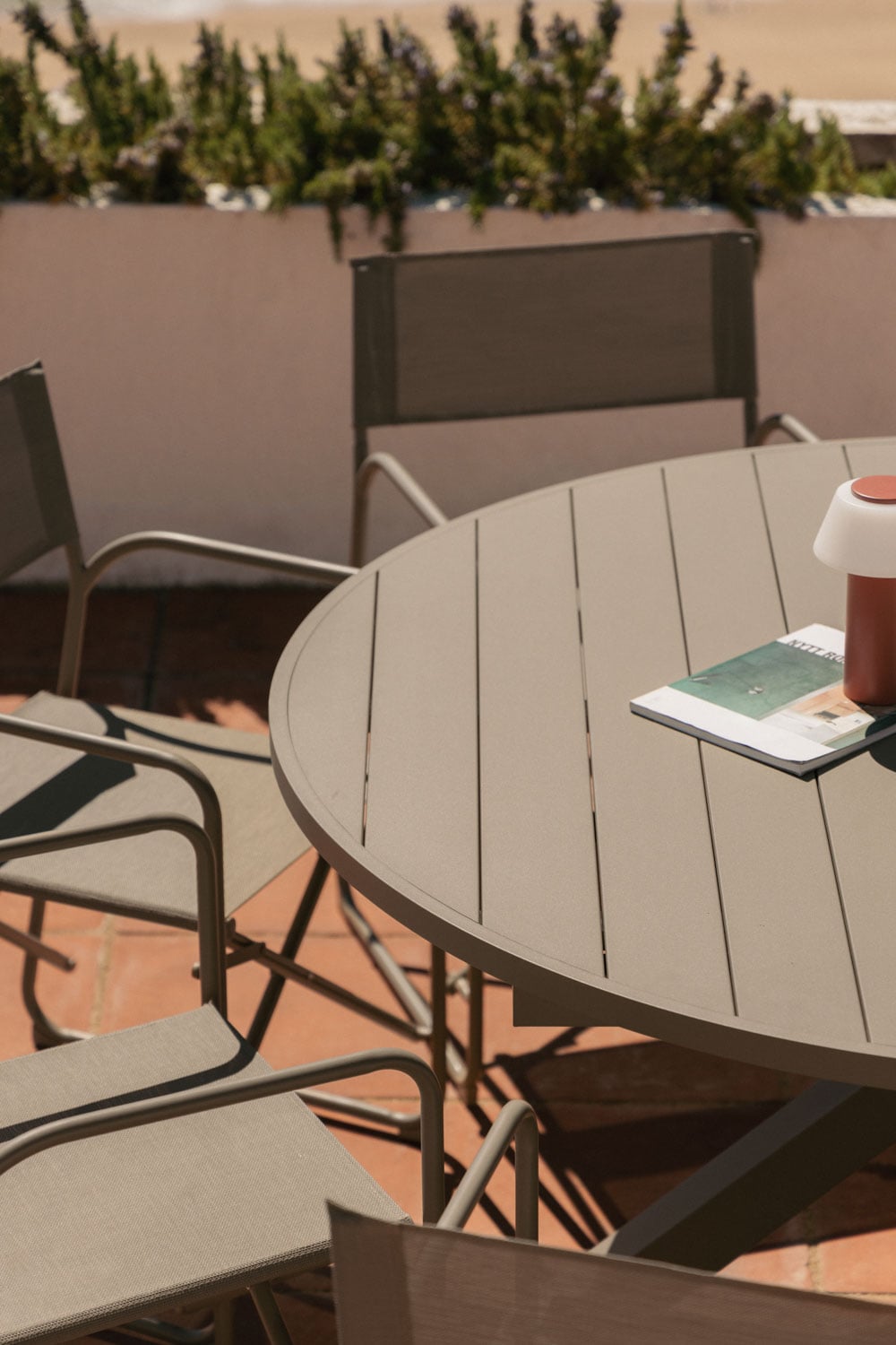 Set da tavolo 145-200x145 cm allungabile in alluminio Barces e 6 sedie da regista pieghevoli da giardino in acciaio Melida, immagine della galleria 2