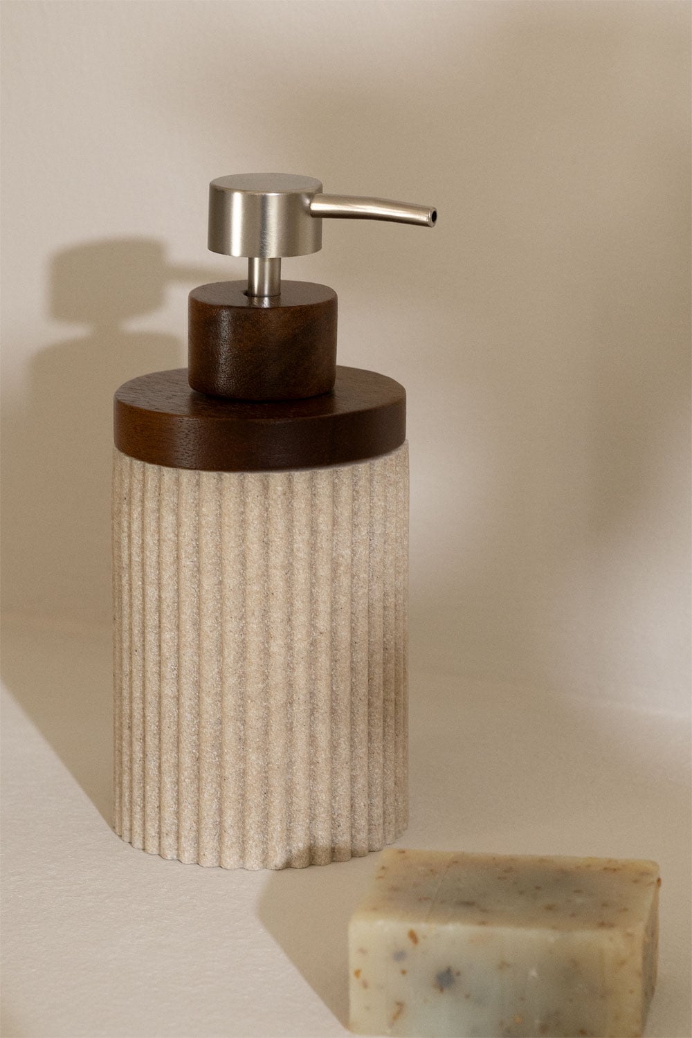 Dispenser di sapone in poliresina beige nude Wassila, immagine della galleria 1