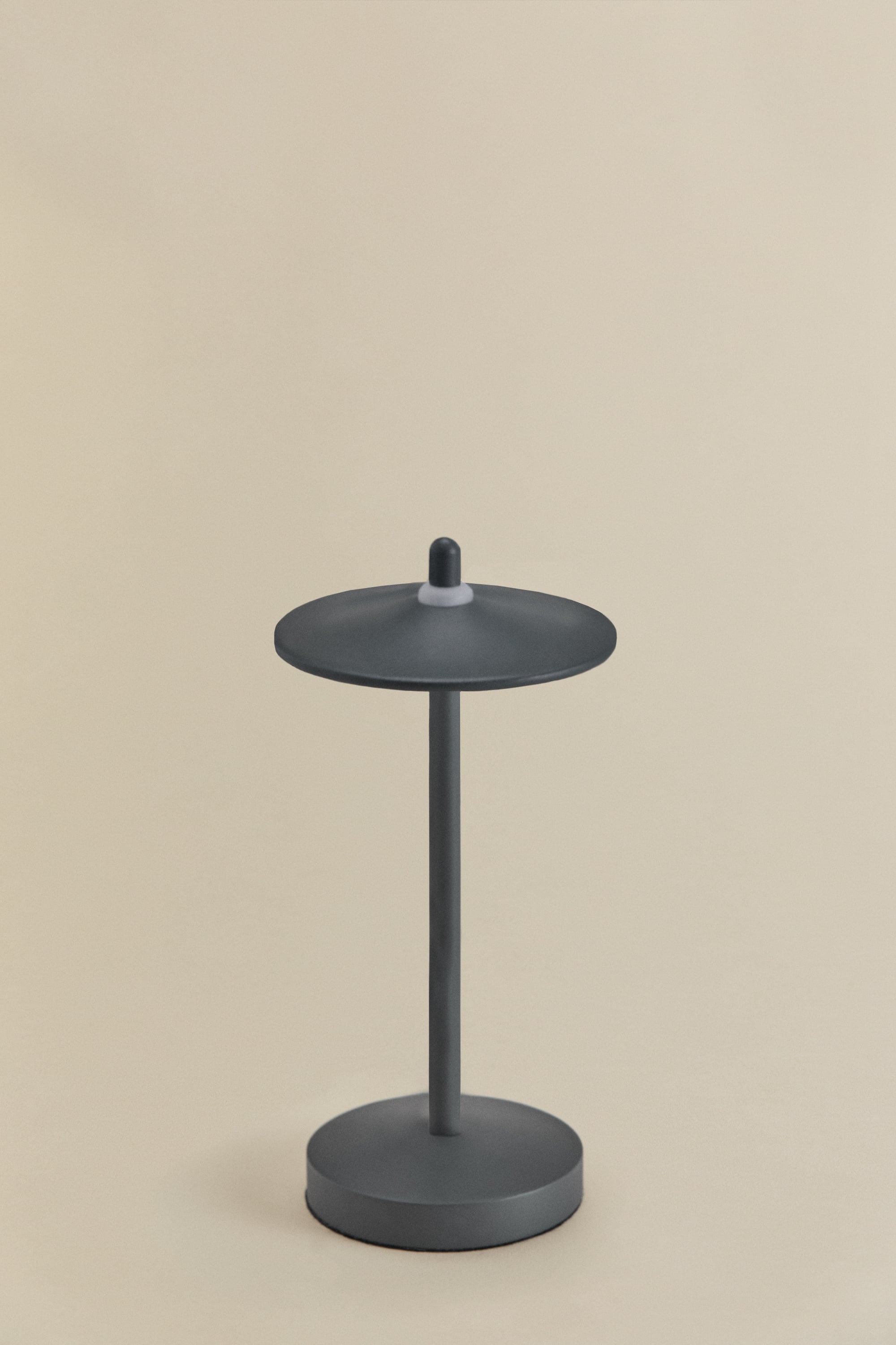 Lampada da tavolo LED wireless in ferro Zuniga, immagine della galleria 1