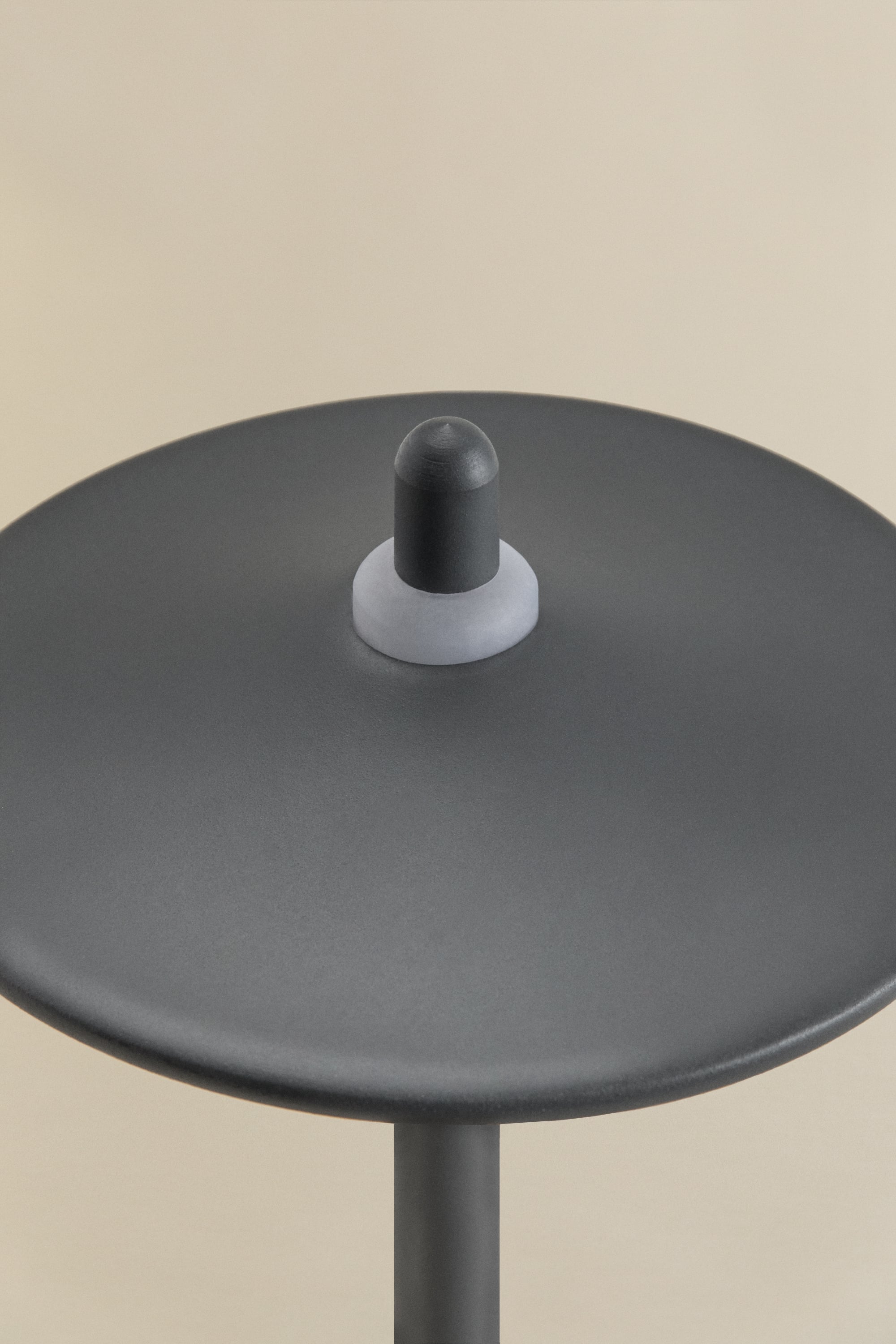 Lampada da tavolo LED wireless in ferro Zuniga, immagine della galleria 3
