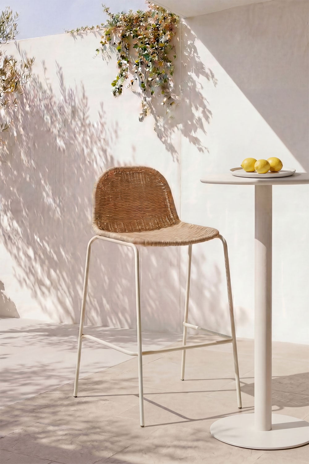 Sgabello alto da giardino impilabile in rattan sintetico Reiven, immagine della galleria 1