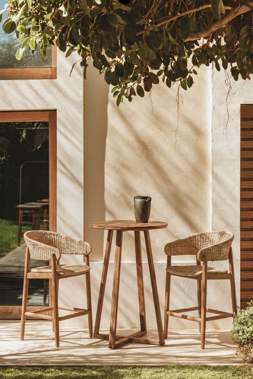 Sgabello alto da giardino in legno di acacia e rattan sintetico Ribeira, immagine della galleria 1