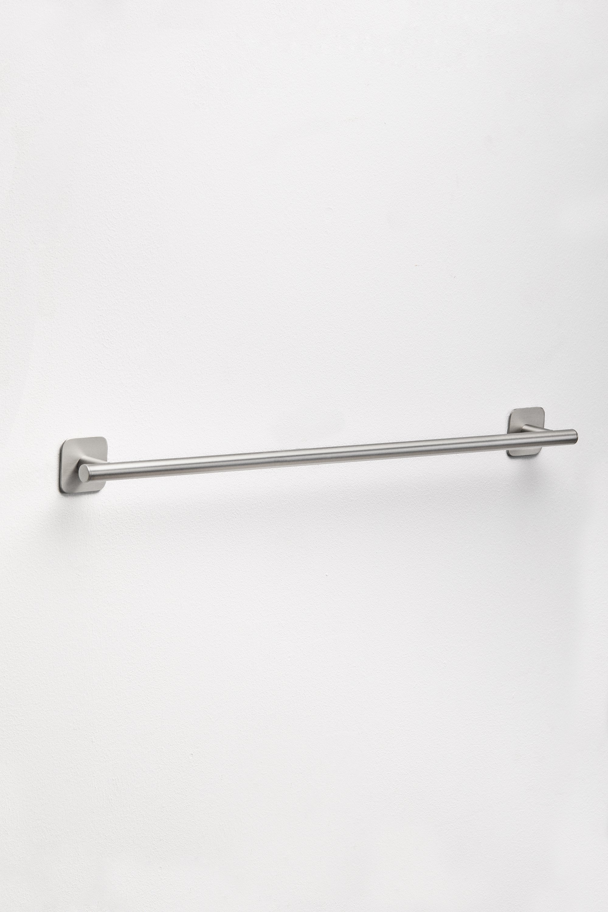 Portasciugamani da parete a barra 60 cm in acciaio inox grigio spazzolato Ondreli, immagine della galleria 1