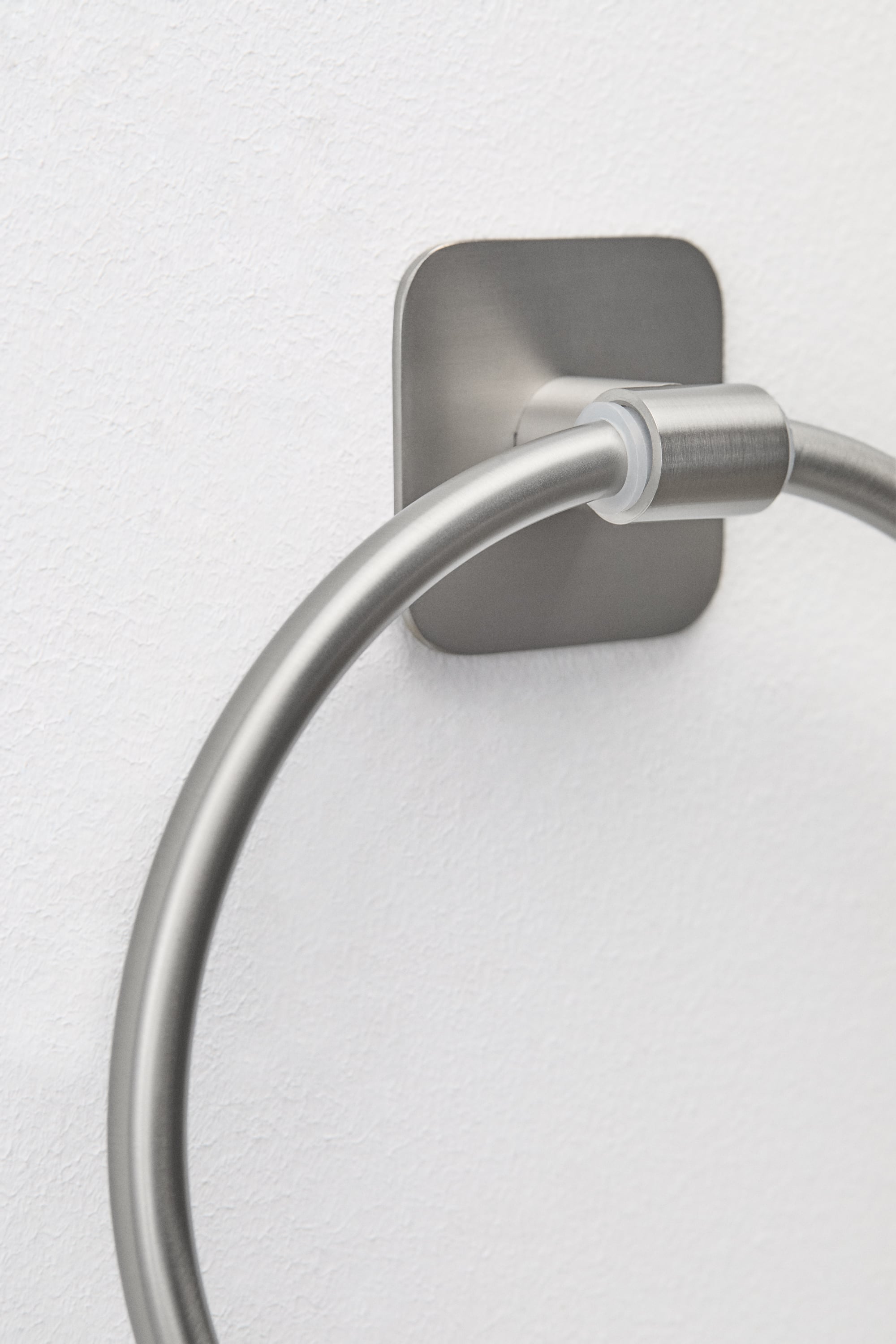 Portasciugamani adesivo da parete Ø15 cm per bagno in acciaio inox Ondreli, immagine della galleria 3