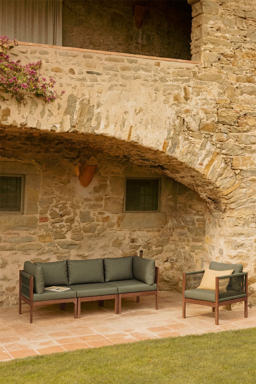 Set da giardino con divano modulare a 3 pezzi con braccioli e poltrona in legno di acacia Branson, immagine della galleria 1
