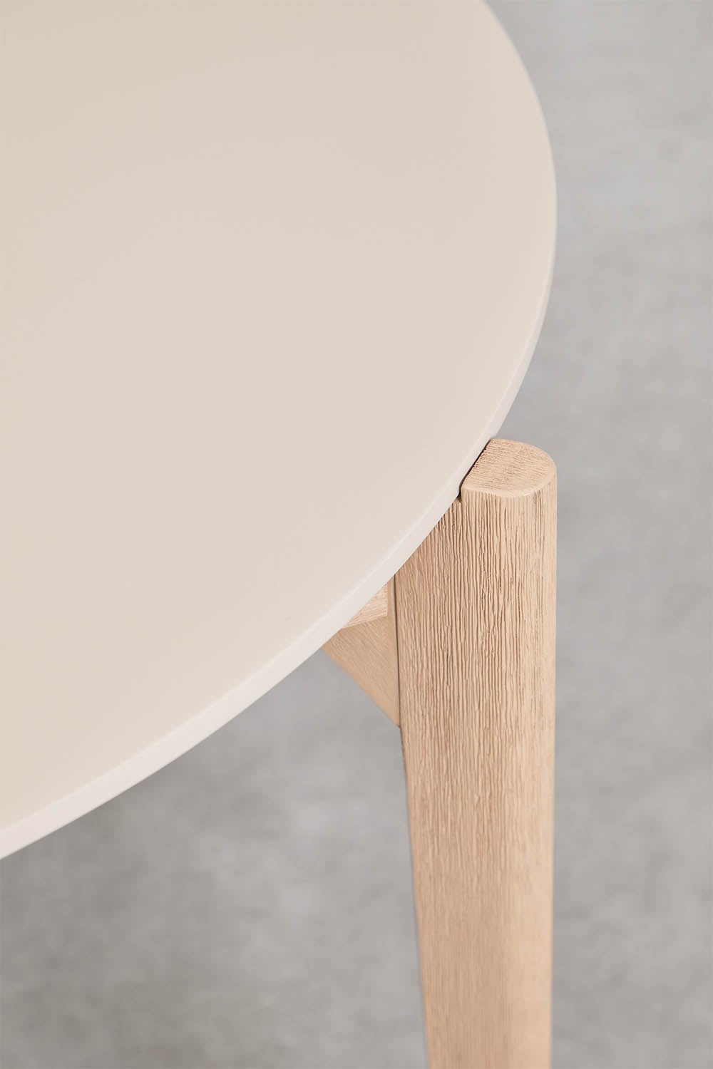 Set da tavolo rotondo Ø100 cm in cemento Xajul e 4 sedie da giardino in legno di acacia e rattan sintetico Ginara, immagine della galleria 4