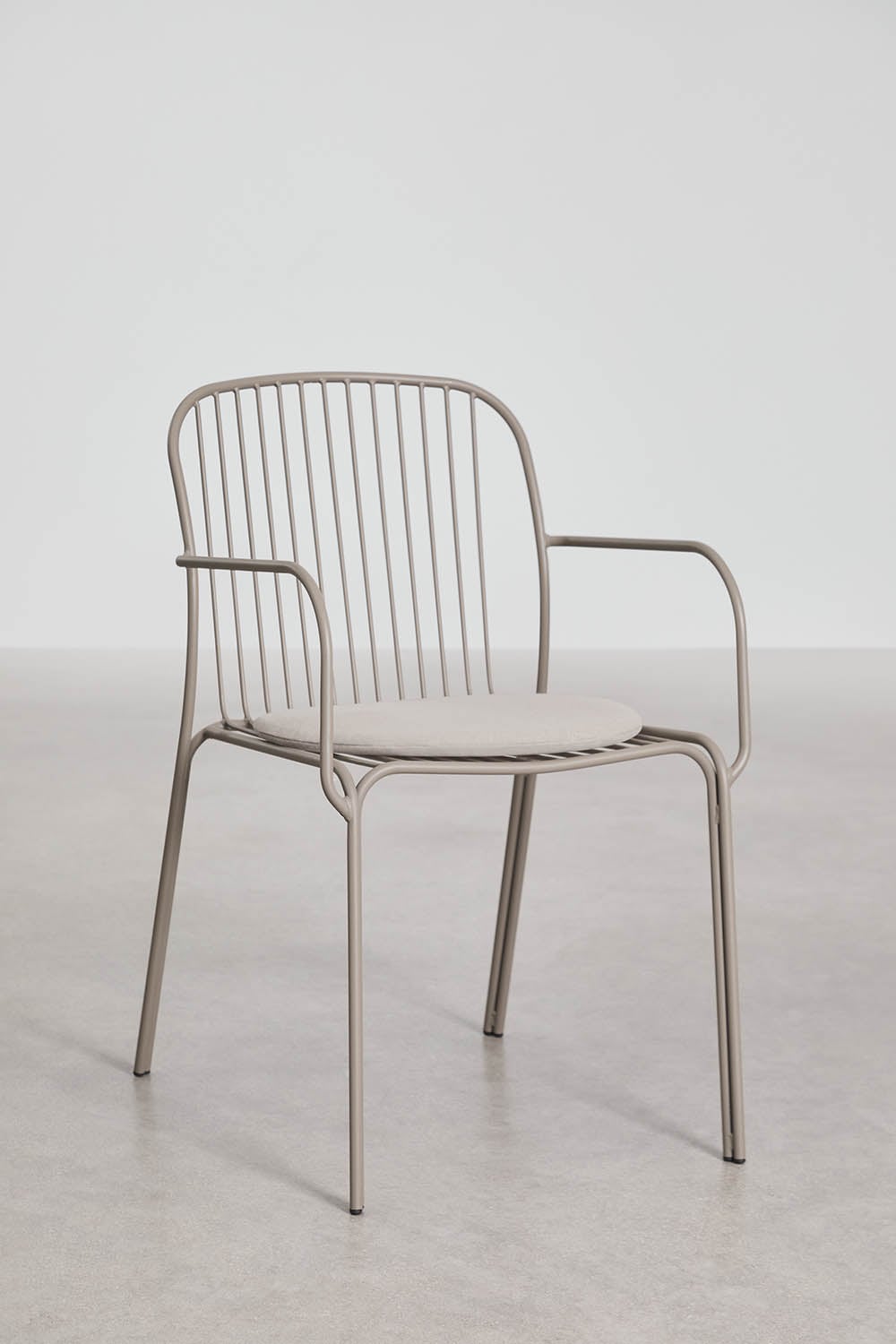 Set da tavolo rotondo Ø110 cm in alluminio Elton e 4 sedie da giardino con braccioli in acciaio Anerina, immagine della galleria 6